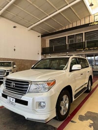 لاندكروزر 2015ساز ماشية 500الف دعامية الوره نصهه مصبوغه والباقي رصعات ...