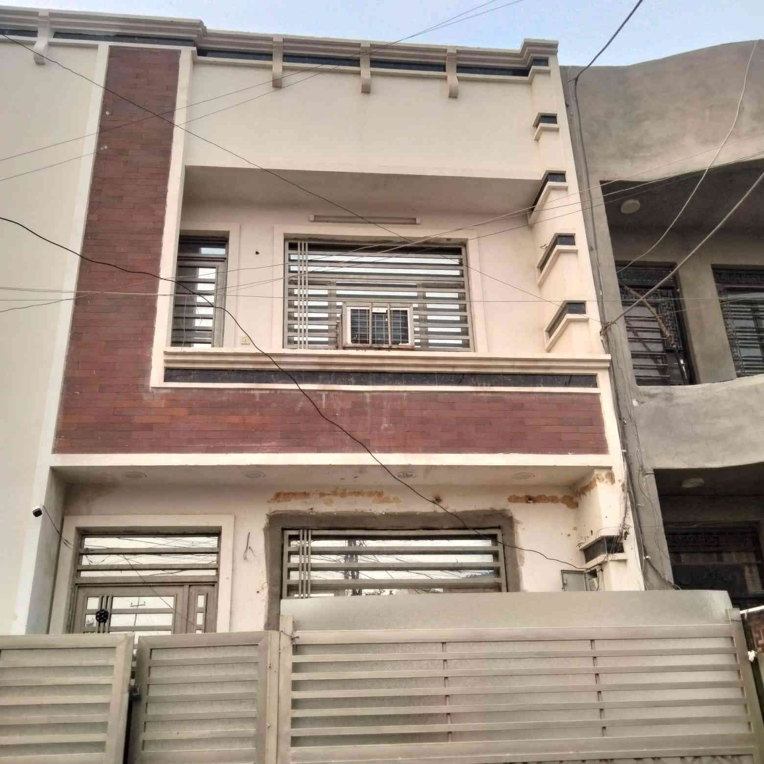 للبيع مشتمل مساحة 50 متر الوجه 5متر والنزال 10 متر بناء حديث الطابق الاول صاله مطبخ منور صحيات الطابق الثاني يحتوي على غرفتين نوم بناء 2024 
العنوان حي الجهاد منطقه الامن الوطني محله 897 قرب ديوان الاصيل و طريق الحلقه الرابعه 
 للاستفسار الاتصال على الارقام التاليه 
السعر مناسب جدا
*********** واتساب 
***********
