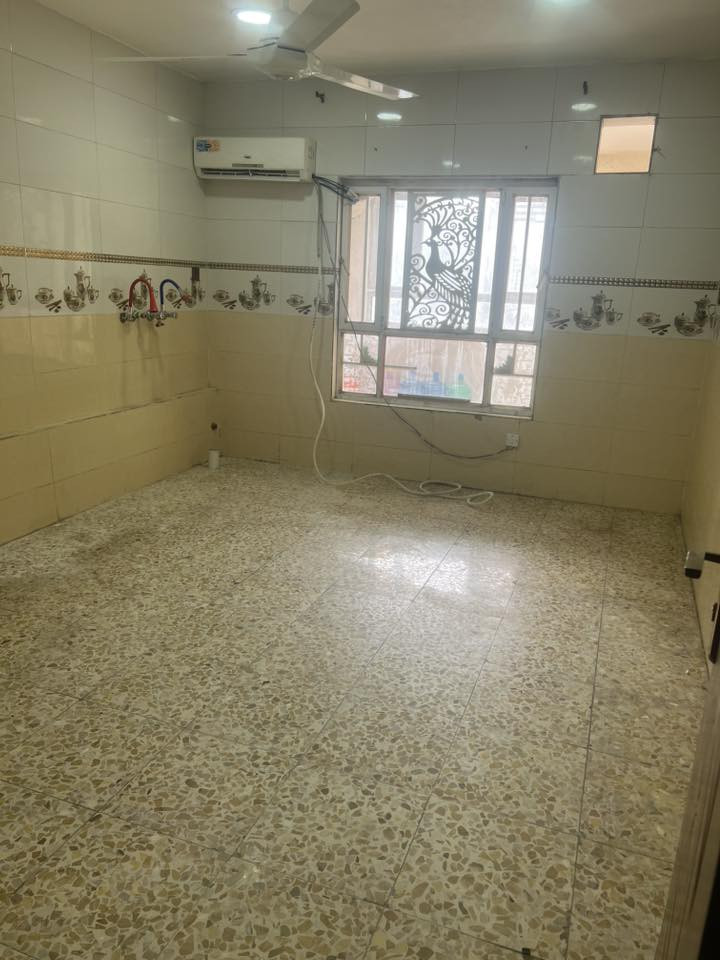 السلام عليكم مشتمل طابق ثاني للايجار يقع في مربع  جامع شاكر العبود يتكون من غرفة نوم واستقبال وهول ومطبخ وصحيات للاستفسار الاتصال بالرقم ***********
