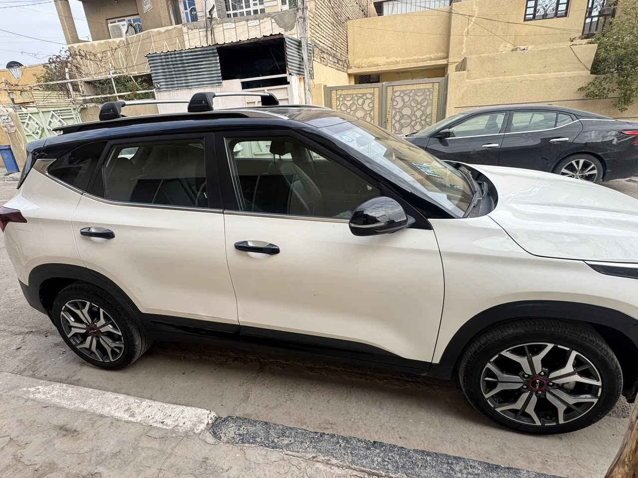 السلام عليكم سيليتوز كيا موديل2023 وارد امريكي ضربتها بالجاملغ الامامي والخلفي فول  مواصفات شاشه كامرا  حساسات اشاير بالمري كشن كهربائي  لونين ابيض واسود  3 انظمه قياده (عادي وذكي وسبورت) ماشيه 24 الف ميل السعر 145 وبيها مجال مرقم بغداد مكاني بغداد السيديه *********** .
