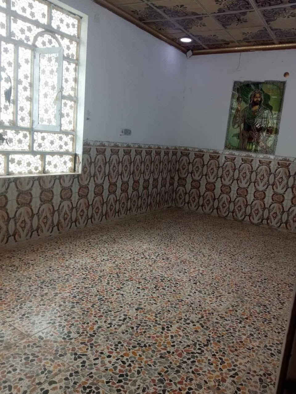 بيت للبيع  سند 25
مكون من:  غرفة نوم 1 وستقبال ومطبخ وصحيات داخلية وخارجية 
ودرج الى البيتونة صغيرة تصلح مخزن او غرفة صغيرة 
مساحة البيت 100م الموقع شارع 100 الجديد اسم المنطقة الطينية 
قريب على شارع مسافة 300 او 400م 
السعر 50 وبي مجال 
للاتصال *********** ابو اثير 
*********** علي
