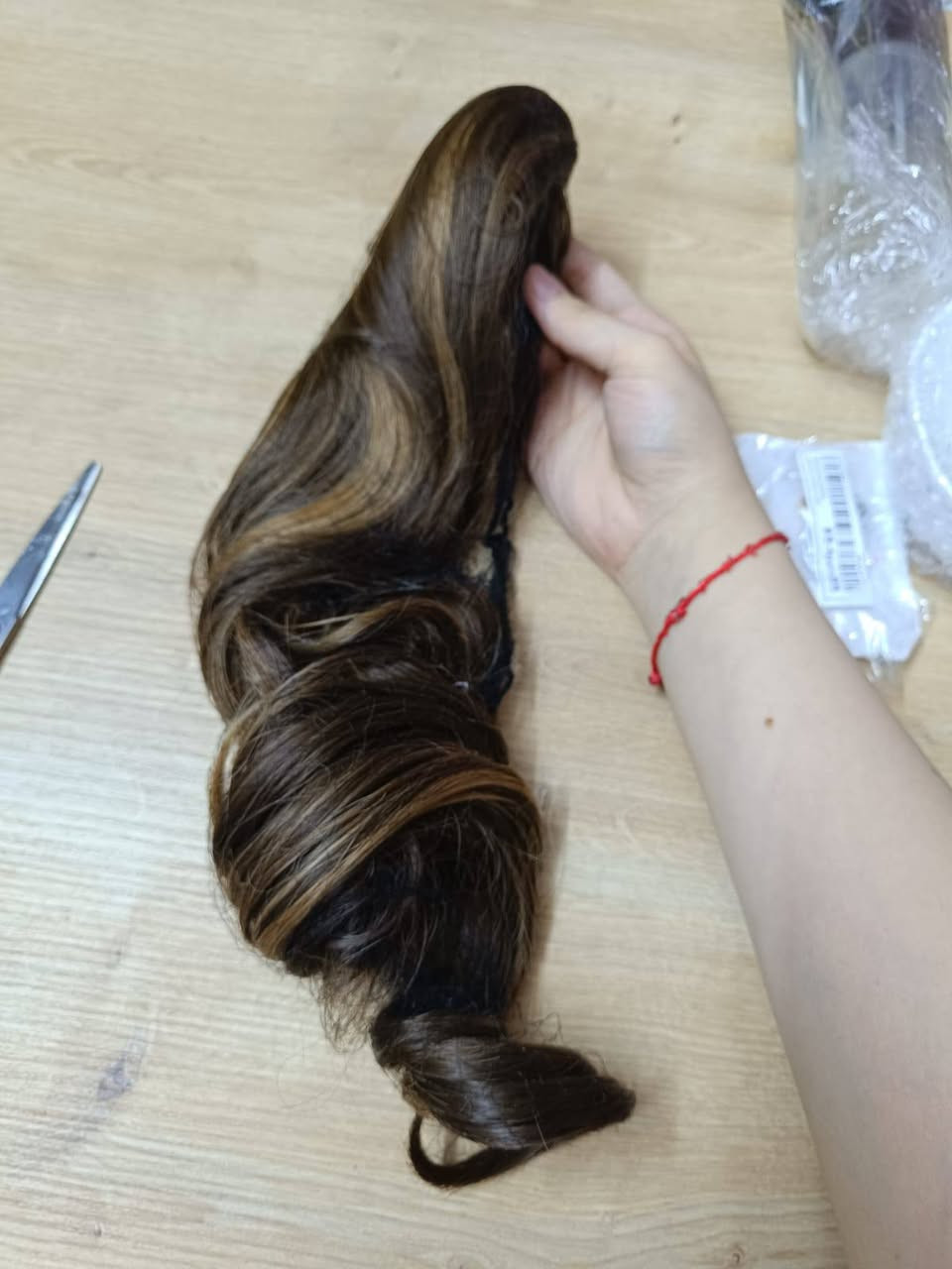 حبايب شعر طبيعي وحده باروكه لخ قراصه 
ثنينهن شعر طويل  وثالثه يكون قصير نفس صوره بالضبط 
على اول تم ٢٨
متوفر توصيل 
***********
