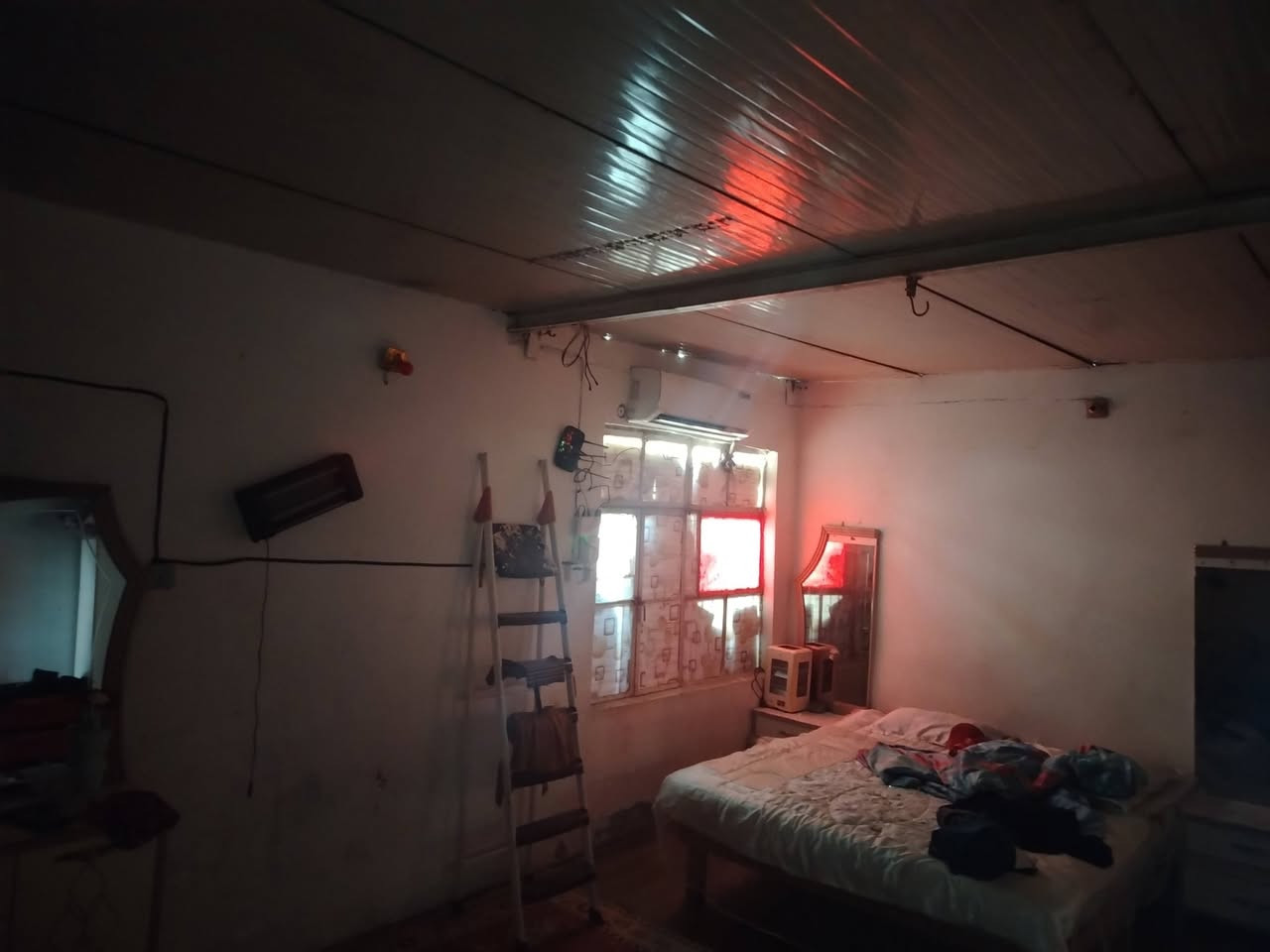 دار للبيع   عرض 4مترت وطول 20بغداد جسر ديالى  قرب سياج الطاقه غرف نوم  صحيات مطبخ  كامل خدمات مي كهرباء مجار ***********
