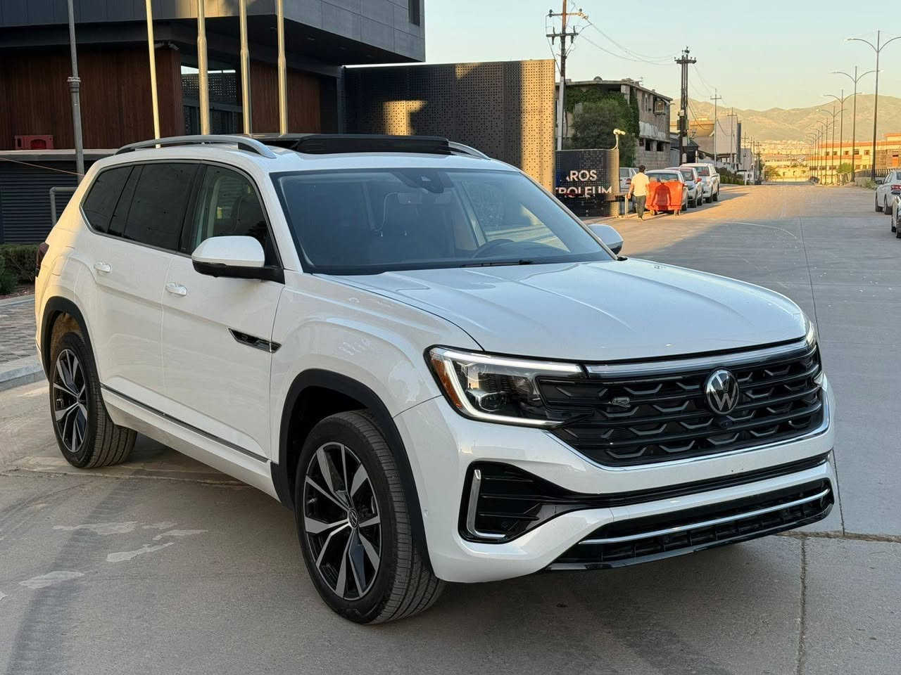 Volkswagn Atlas Rline 2024 ***********
ڕەنگ سپی مواسەفات . فول فول . بەسمە . پانۆراما . کوشن و سارد و گەرم کوشنی دواوە گەرم  کوشن خەزن . تەبرید مەرکەزی . پەردە . 5 کامێرا . داتاشۆ . سماعە harman kardon . سنوق جەگ . برێک بەسمە . 3 ڕیز کوشن . زۆر موسەفاتی تر پەڵەیەک بۆنید بۆیاخە ناوی هیچ نەگرتووە . 15هەزار ڕۆشتوە کاتی نەشکاوە . 
سعر 305 $$ 
شوێن سلێمانی
