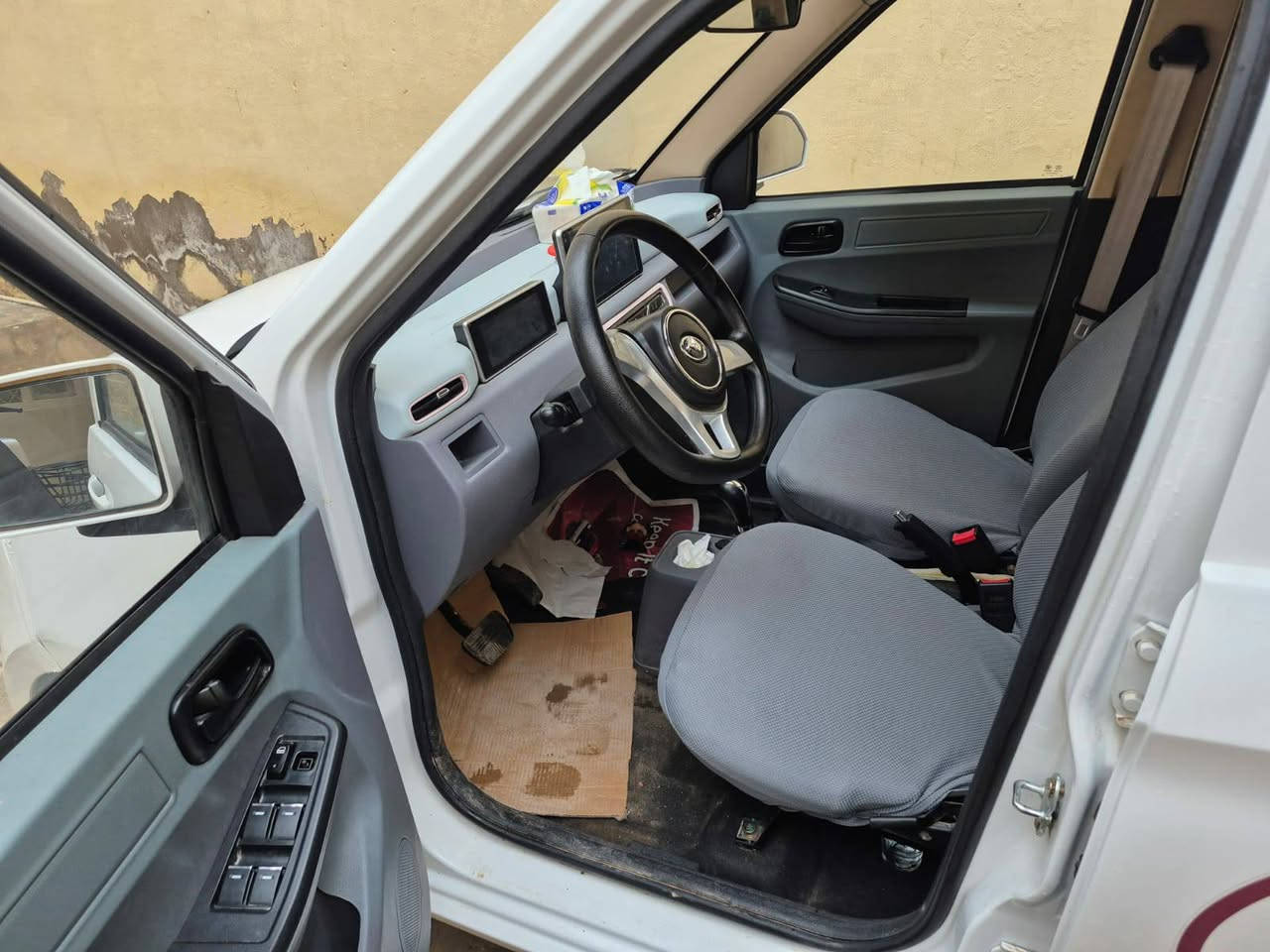 سيارة جينبنغ شحن كهربائية للبيع ٥ بطاريات
بصمة الأبواب والجام بصمة وكهربائي تدفئة تبريد كير اوتوماتيك 
السيارة ماشية ٤٠٠ كيلو فقط السيارة نظيفة جدا المكان ديالى السعر ٣٥ ورقة نقد فقط وليس اقساط للتفاصيل اتصال ع الرقم ***********
