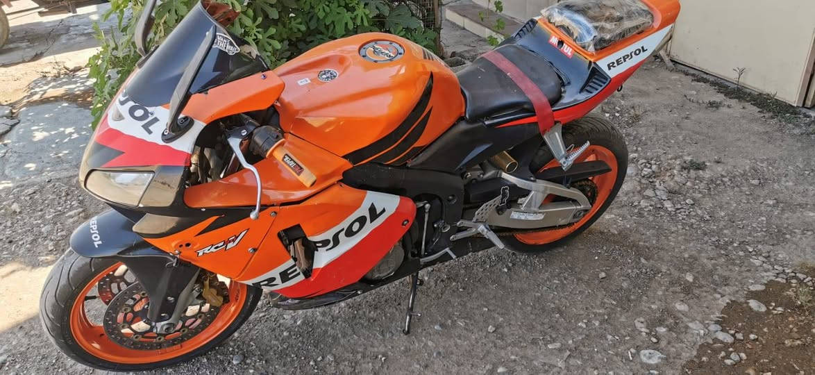 HONDA 600 RR MODEL 2006
ڕۆنی تازە و فلتەری تازە بۆ گۆڕدراوە . 
31  هەزار ڕۆشتوە .
تۆزێک دوکەڵی هەیە.
ناونیشان: سەید سادق .
***********
