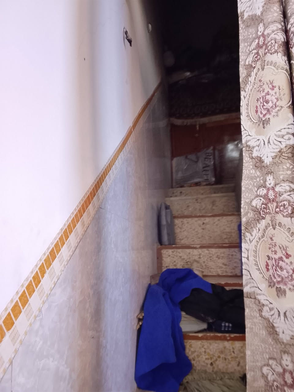 سلام عليكم بيت البيع ابو صريفه قرب مجمع ال عزوز مساحه 100متر غرفه صاله وبراني وحمام ومطبخ  سعر خاص هذه رقمي ***********
