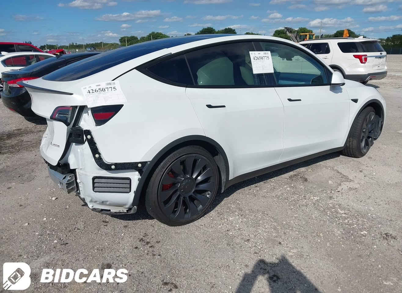 تسلا موديل Y بيفورمنس 2024
اللون أبيض
عداد المسافة 14 ألف كم حقيقي
الضرر جاملغ خلفي فقط
السيارة مكانها بغداد 

المواصفات:

دبل ماطور دفع رباعي (أعلى فئة بيفورمنس)

داخلية بيضاء سبورت

سقف بانوراما زجاج

شاشة كبيرة حجم 15 إنج

حساسات أمامي وخلفي أصلية

حساسات جانبية للاجتياز

طقم ويل حجم 21 مع تايرات جديدة وفجوج حمر سبورت

كاميرات عدد 8 تغطي السيارة بالكامل

باب الجنطة كهربائي شفط

الأبواب الجانبية كهربائية مع بردات أصلية

مقاعد جلد أسود أصل تحكم كهربائي كامل

تحكم كامل بالسيارة من خلال الشاشة

نظام قيادة آلي (Auto Pilot)

نظام القيادة الذاتية الكاملة (Full Self Drive)

عداد ديجيتال

تشغيل تلقائي وتشغيل عن بعد

دخول ذكي بدون مفتاح

نظام رادار ذكي لمنع الاصطدام

نظام تنبيه عند الرجوع للخلف

نظام تحديد المسار على الطريق

نظام قراءة السرعة من الشوارع

الأنظمة الترفيهية:
يوتيوب – نتفلكس – تيك توك – واتساب
نظام واي فاي – GPS – خرائط – بلوتوث – USB – AUX

الــســعــر :265 ورقة مصلح مرقم كامل ولحد يكلي غالي فئة خاصة هاي تريد رخيص دور وتلكة 
احنة فقط قطع مميزة

رقم صـــاحب السيارة: ***********
