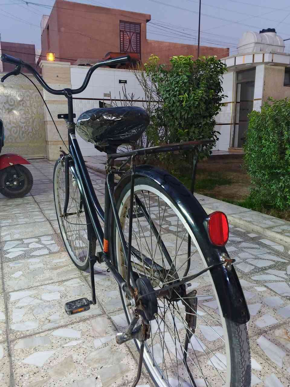 السلام عليكم للبيع بايسكل بناتي شرط جديد لوك وبالة وحجم ٢٦ مكاني بغداد كمالية الشراي يتصل أو يجي خاص *********** الواتساب
