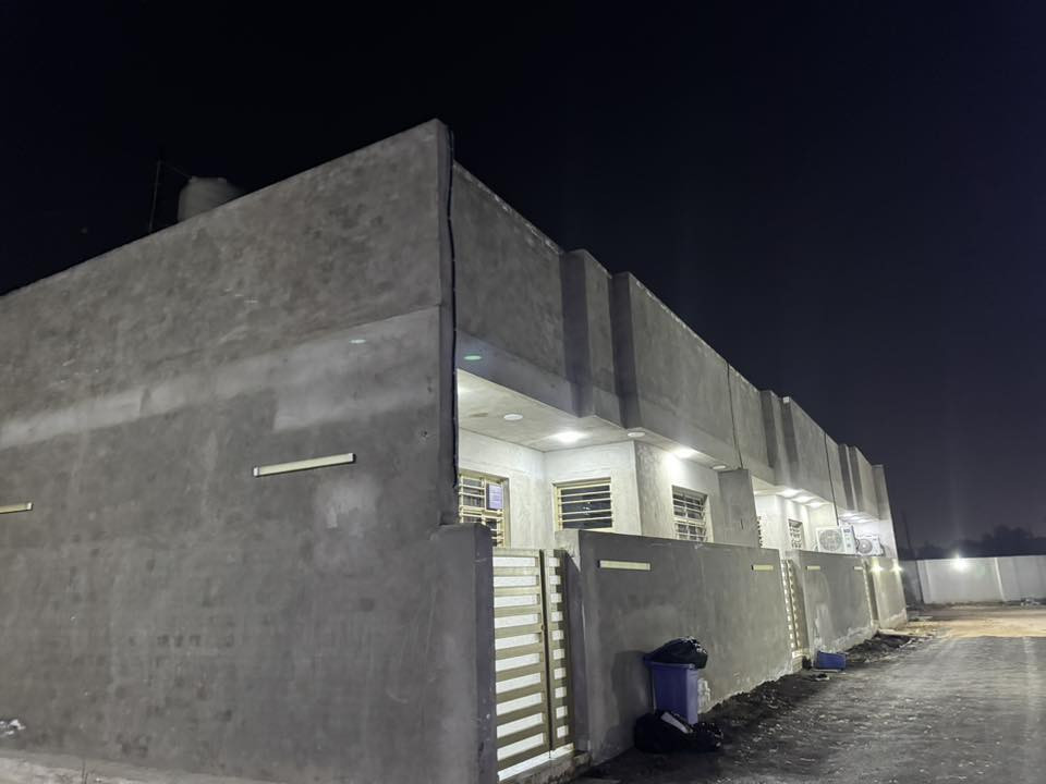 دونم مع ٤ دور سكنية سند 25
سياحي خلف معمل الدوة ثاني دونم 
الدونم  يحتوي على  حديقة  كبيرة مع شارع تبليط 
  الدار الاول بيت300 طابق ونص  
الطابق الاول غرفتين  مع صحيات شرقية وغربية مخفية 
مضيف 12 متر 
هول9 متر 
مطبخ حار 9 متر 
مطبخ بارد5 متر 
نصف طابق ثاني  ثنين سويتات 
غرف كبيرة مع صحيات  
خلف البيت حديقة 
وخلف الحديقة3 دور سكنية 
كلهن مساحتهن190  
وخلف الدور قطعة مساحة200 
الدور بناء حديث طابوق مع صب كونكريت مسلح
بناء2025  
بالنسبة للسعر ا800 وبي مجال
الرقم
***********
