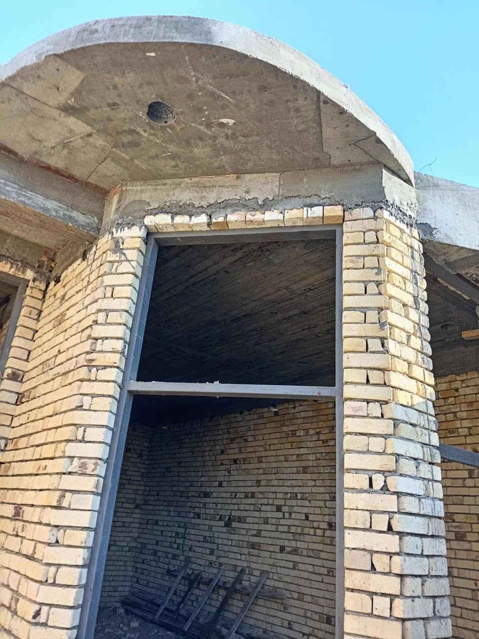 هيكل للبيع مساحه 150م يحتوي على غرفه صاله استقبال مطبخ حمام داخلي وخارجي العنوان الفداء نهاية شارع ابو لبنان مقاطعه 26 توزيع المالكي البيت موقعه حلو وكافه الخدمات متوفره وتگدر تسحب عليه اسكان السعر 90 مع المجال القليل لتواصل ***********
