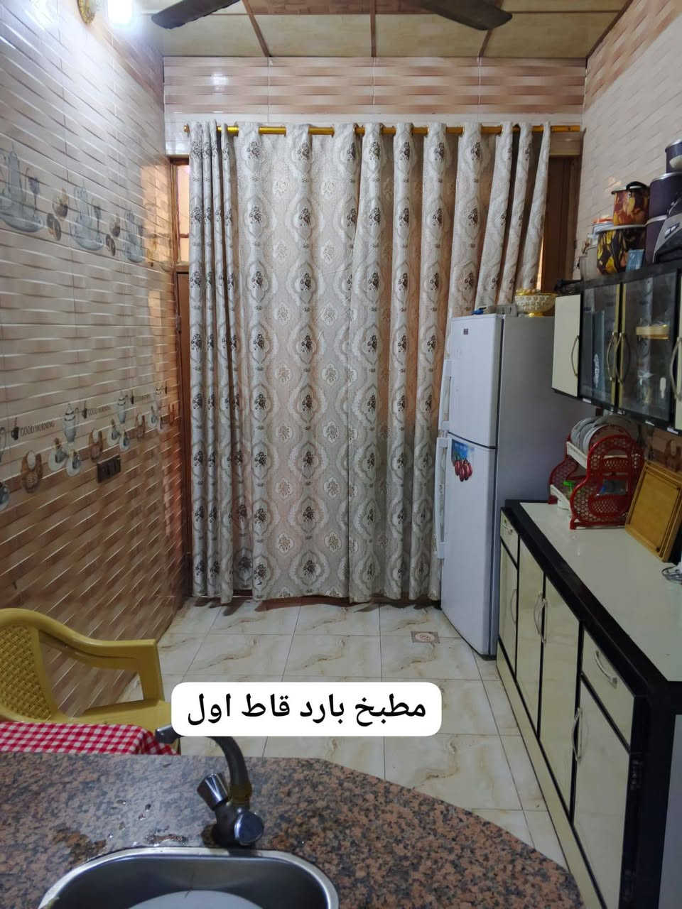 عيوني بيت فى حي الجامعه خلف شارع خمسين.مساحه ١٢٥.قاطين بناء حلو وحديث بورسلين ارضيه وجدران سيراميك.مطبخ حار وبارد واستقبال وصاله وغرفه وحمام.ومنور وحمام.قاط ثاني غرفتين  ومطبخ.وحمامين.وسطحين. نزال ٢٠واجهه ٦وربع شغل جناي بناء الطابق الاول سنة ٢٠١٨ والطابق الثاني ٢٠٢٢ كل هلجماليه  والتفاصيل بسعر فقط ١٢٠مليون الاتصال ***********
