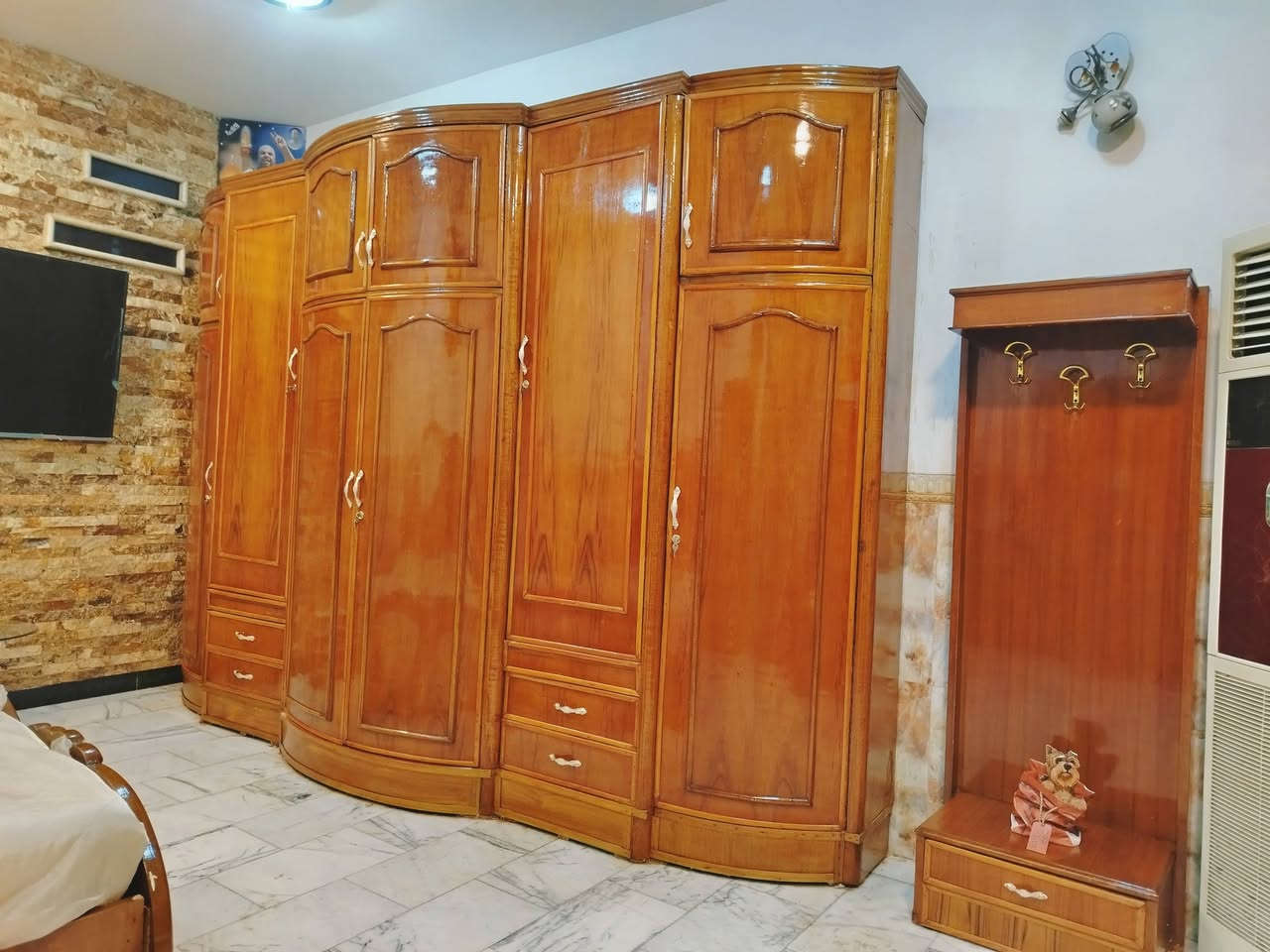 غرفة نوم تسكام صاج داخل وخارج شغل ثقيل ضهر جرجوبه خمسه ملم استعمال قليل مابيها اي ضرر تكمه مكفوله من الشخط العنوان حلة حي الجزائر ***********.    ***********

