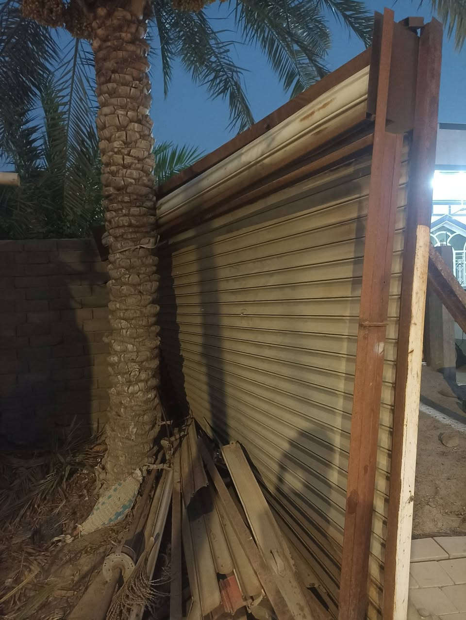 سلام عليكم كبنگ للبيع عرض 4 امتار ونص وطول مفتوح مكان البصره  قضاء المدينه ***********
