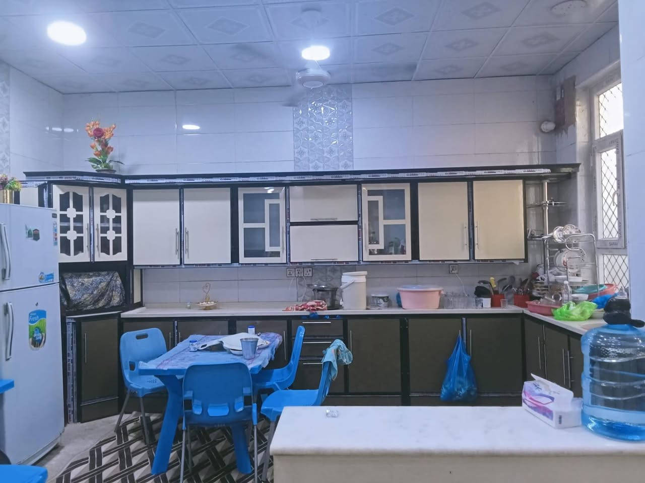 بيت طابو مساحه 143 طابقين نزله الجامع قرب كلشي وكلاشي الطابق  الاول دوانيه وغرفه وصاله ومطبخ وصحيات داخليه و خارجيه وطارمه . الطابق الثاني 3غرف وصاله وصحيات   استفسار ***********
