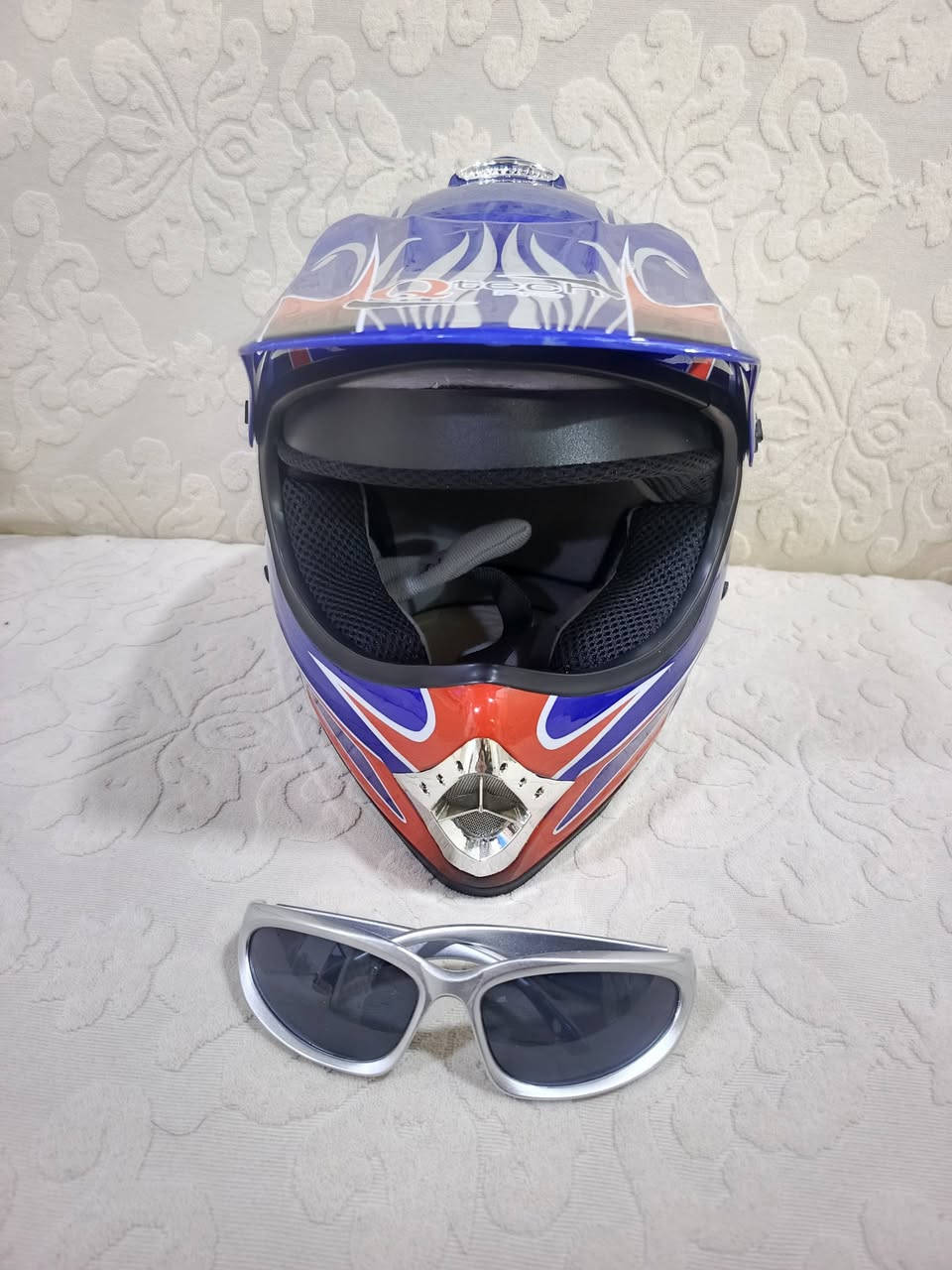 السلام عليكم
من رخصة الادمن المحترم/خوذة دراجة مع نضاره/ البيع غير مستعمله/ سعر 45 / عنوان نعمانية / ***********
