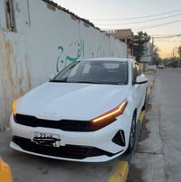 للبيع  كي 3 2024   مكفولة من الصبغ والتبديل   فقط طخه صغيره كلش رصعتين...