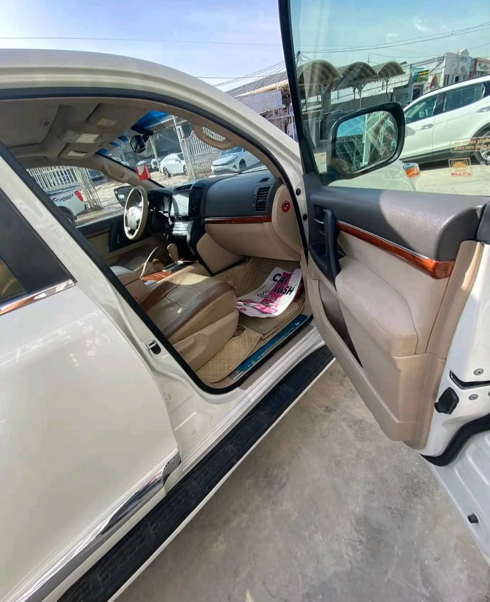 سلام عليكم.                                                                 البيع لاندكروز 2015 شركت جيهان  السيارة جديدة مات جناي   السيارة مقفولة عدة طلكة في الباب الخلفي جهت السائق    السيارة جديدة كلش    ماشية 134                                   سعر : 430 وبيها مجال بصيط.                                         الرقم :‏‪***********‬‏
