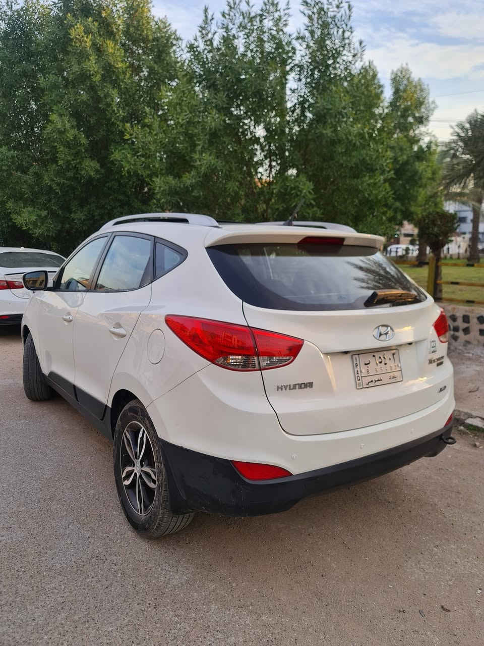 السلام عليكم من رخصة الادمن.
توسان 2010 خليجي مكفول. 
رقم بغداد باسمي تحويل ثاني يوم.
مكينه 2400 دوش.
فور ويل.
فول بانوراما.
صدر امامي خلفي جديد.
تخم تاير جديد.
شاشة جبيرة تبريد جديد.
ماشيه 172 كيلو.
السعر 145 $ وبيها مجال بسيط  
المكان بغداد حي الاعلام.
***********
