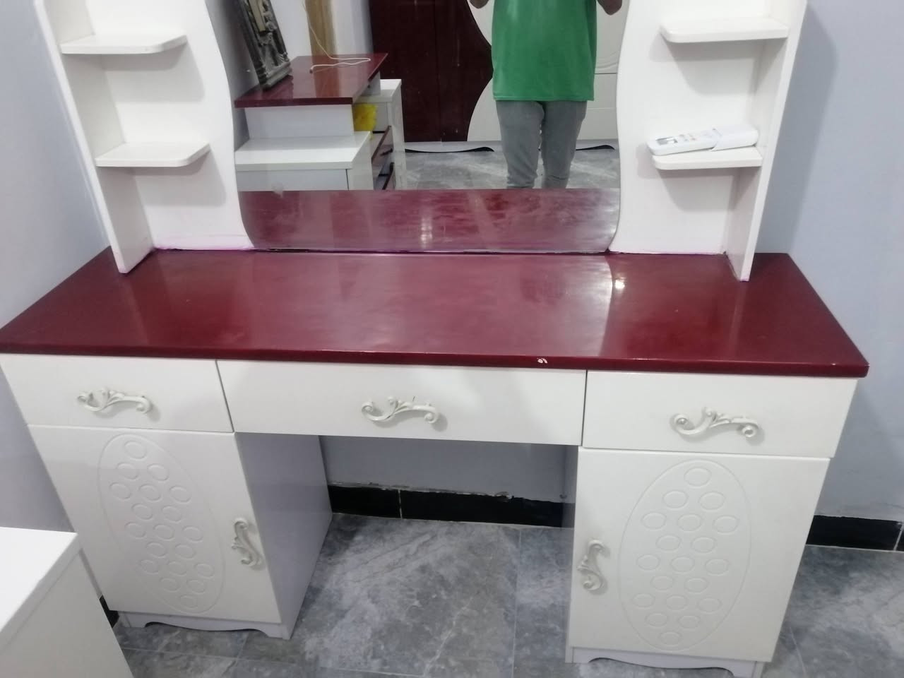 غرفه تركيه نضيفه مابيها اي شي للبيع العنوان بابل مقابيل المدهش  سعر خاص رقم التلفورن ***********
