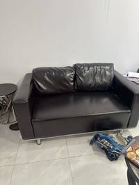 تخم مكتبي جلد جديد جدا مع طبلات سعره ٣٥٠ وبيه مجال مكاني الدورة رقم تل...