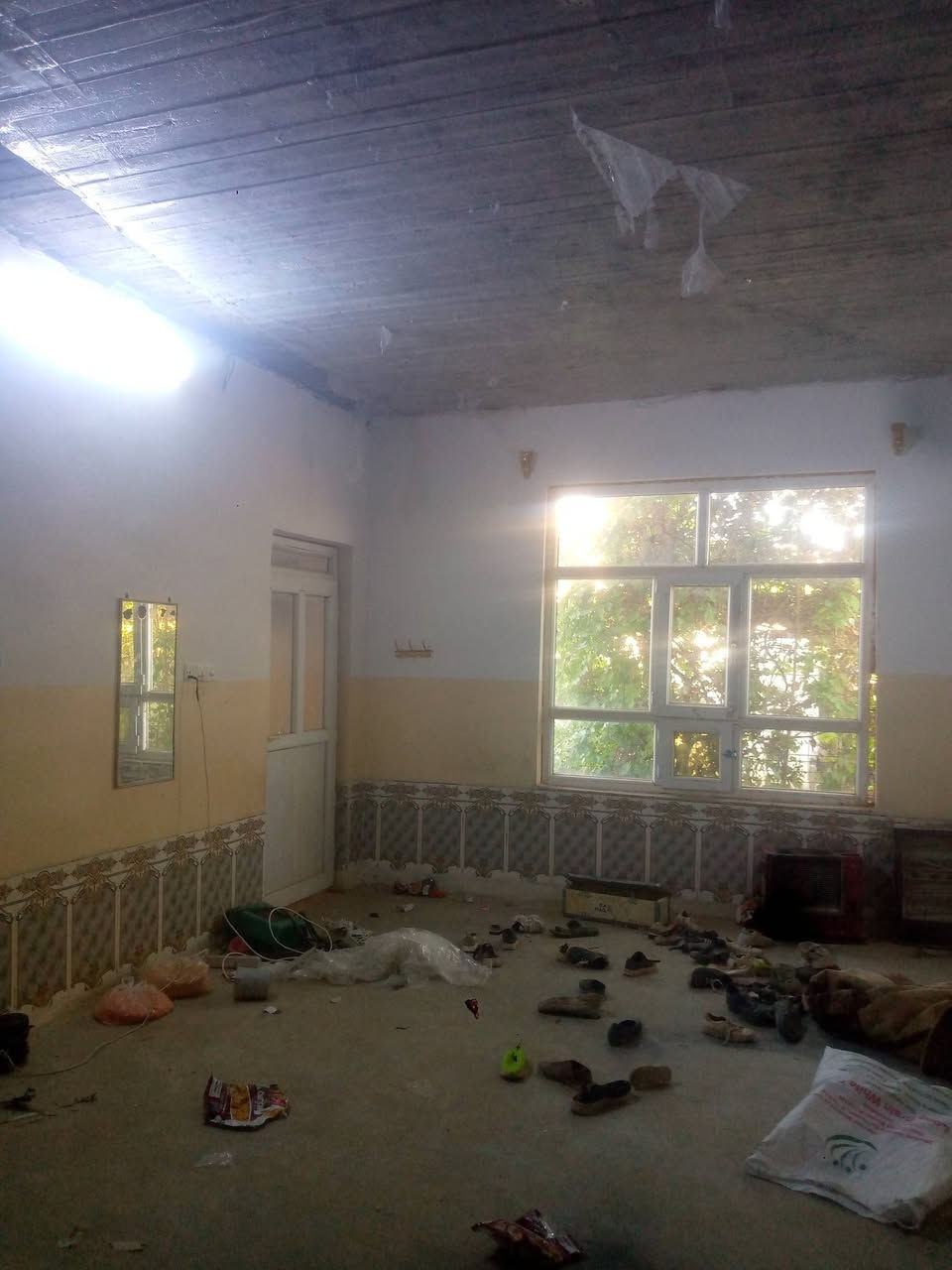 سلام عليكم دار للبيع بدبس الحويجه مساح القطعه 250 ولبيت 170 لبيت مكون من غرفتين 4ب4 ولمطبخ ولهول نفس القياس 4ب4 ولربعه 7ب4ونص لبيت جاهز بس يعوزو  سقف ثانو وصبغ مي فول كهرباء خدمات كامله مدرسه 200 متر تبعد طالب علي 31 م استفسار ***********مامتواجد علفيس
