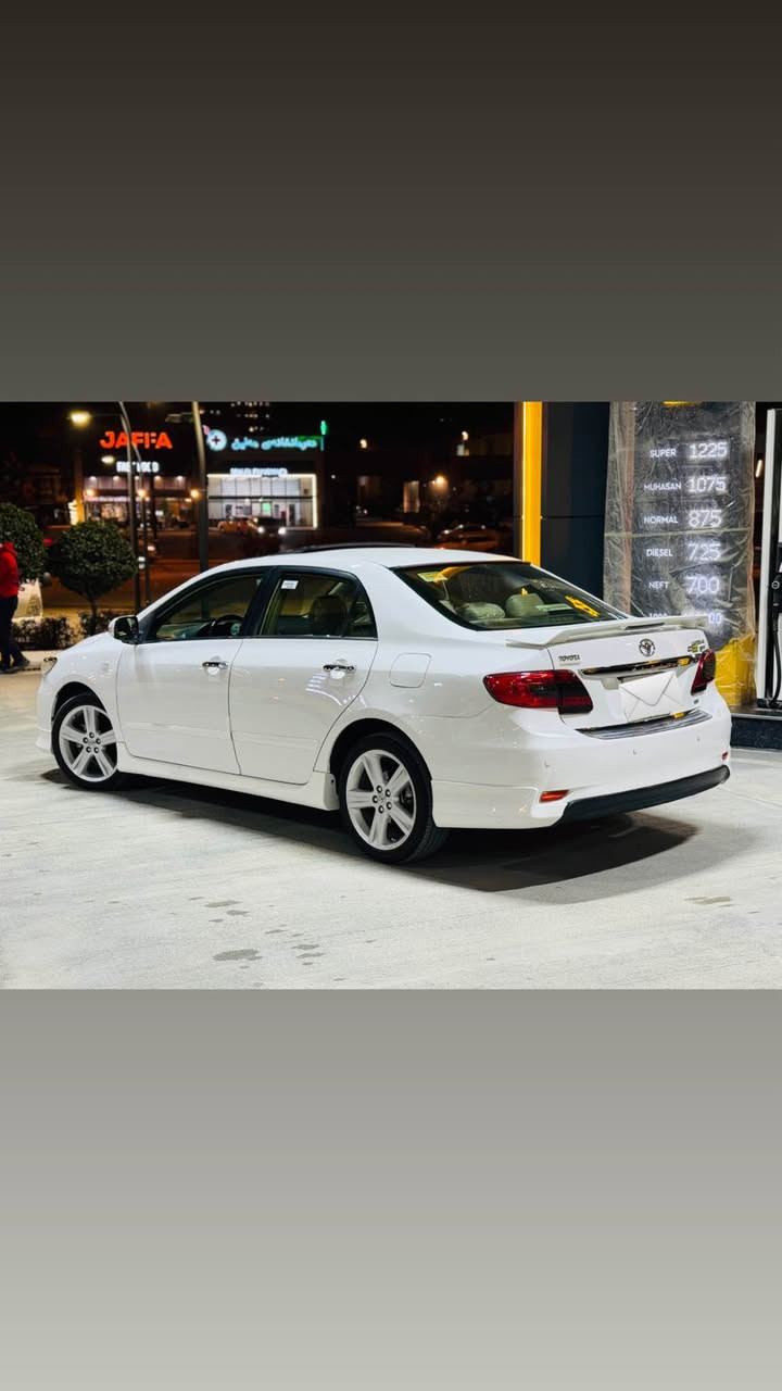 سەرەتا بە ناوی خوای گەورە و میهرەبان

تۆیۆتا کرۆلا
تاقانەی سلێمانی 

مۆدیل ٢٠١٣ 

رەنگی سپی

مواسفات خلیجی فول فول مواسفات  سڵاید   بیلاد کوشنی جلدە و ناو فۆرمیکایە و سوکان حەیزەران سوکان ڤۆلیۆم و ٤ جام کارەبایی و ئۆتۆ و گیر تۆماتیک و  تەعدیل سورعە و  کامێراو شاشە زۆر مواسفاتی تر..!

نموونە لە جوانی و پاکی

 ١٩٦ هەزار کیلۆمەتر  رۆشتووە

تحویل و خرامە و بە ناوکردن بەشەرت

دەعم و لیدراوی و بۆیاخی نیە

گیر و مەکینە و کارەبایی و تەبرید و تەقە و رەقە و تندوتۆلی بەشەرت

پیش و دوای کەپسە سەقف و شان و چواردەوری شوشەیی

٤ تایە و ویلی  سپۆرتی بیلادی لە ژێرە

هەموو گیانی لەسەر دەقی بیلادی ماوەتەوە

کەتەلۆک و سپیر و ادەواتی شریکەی هەمووی ماوە

ماڵی دۆستە و دیناریک مەسروفی نیە

بۆ عەیب و عار پرسیار مەکە.!

شوین// سلێمانی

***********
*********** السليمانية, العراق
