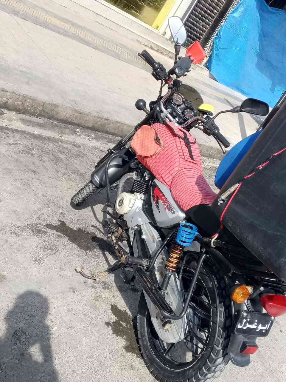 السلام عليكم ماطور بوكسر موديل 2021 مابي عيب نقص دبلات اماميه فقط شوفه عينك تجي تفحص بعينك وتدلل
سعرها 
950 وبيها مجال للطيبين
***********
رقم راعيها للتواصل
