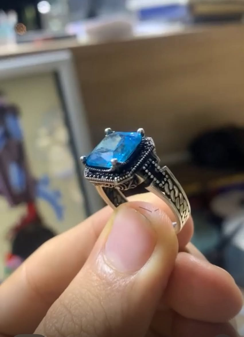 سلام عليكم توباز ازرق فضه 25 للبيع ***********
