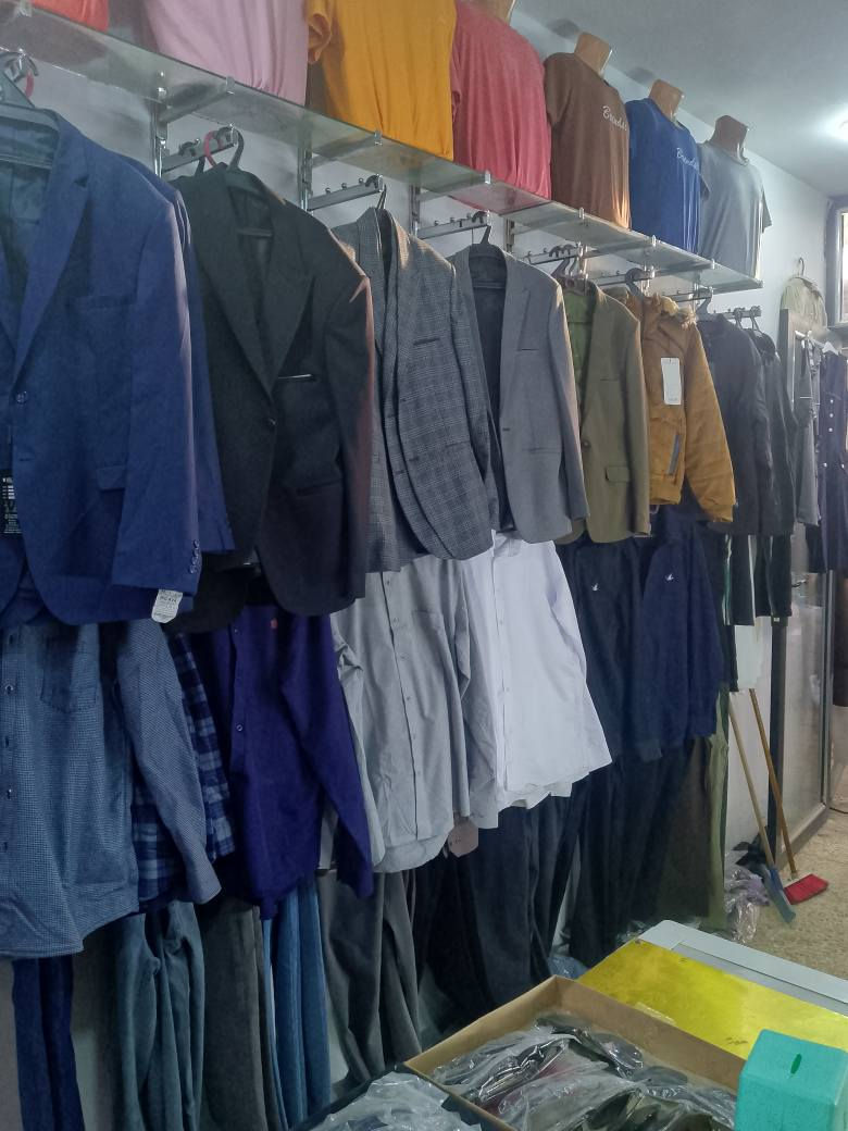 محل ملابس للبيع موجود بوسط السوق الي تكون داخل كراج الاحياء بثورة العشرين النجف الاشرف يحتوي على رفوف واستاندات وتعاليك وملابس رجالي واطفال وكلشي يخص الرجال والاطفال اكسووارات محل ايجار 

للحاب يتواصل مراسلة واتساب *********** النجف, العراق
