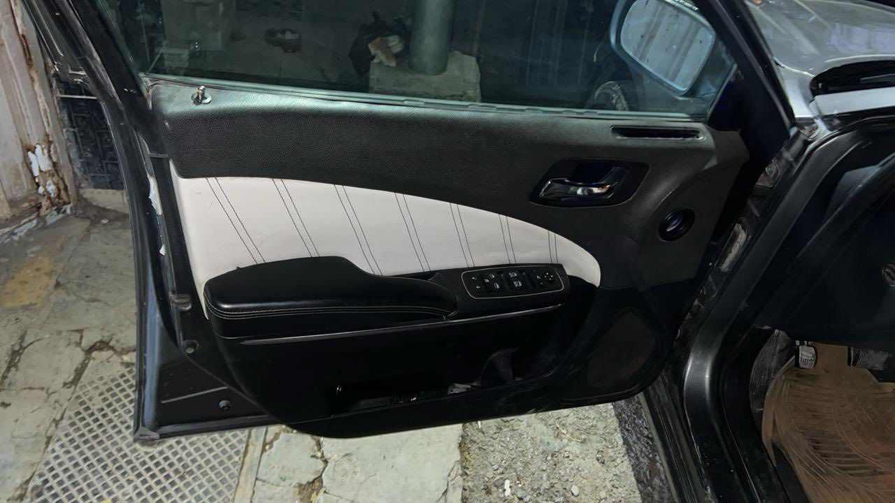 السلام عليكم  شارجر موديل 2011 بيها مكانات صبغ ابيعلك حزام حت لا اتعبك او تعبني مكانات  والسوك كولشي بيي يعجبك اهلا وسهلا ما يعجبك اخوي واخليك على راسي فلوسك عندك سيارتي عندي 
السياره دواخل رياضي مدوشمه   مو تلبيس 
مكينتها3.60 
رقمها بغداد انكليزي
ترايك وين مايعجبك سياره مال بيت مو مال خط يحتاج بس دعاميات صبغ وترتيب 
مكينه گير  شرط الفحص
السعر 125  وبيها مجال قليل 
*********** واتس اب موجود
