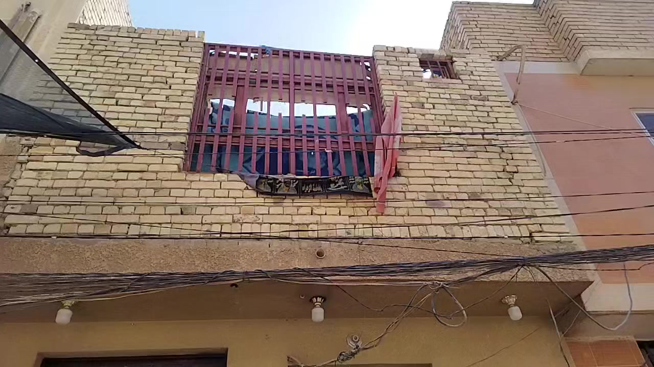 للبيع لقطة العمر بـ 125 مليون.. قلب كربلاء النابض! 🚩💎
لأهل الصنف والناس اللي تدور "بيت وخدمات وقرب"، دار (جناية) مساحة 50 متر طابقين بمركز المدينة، يبعد عن قبلة الأحرار الإمام الحسين (ع) 5 دقائق مشي فقط!
​الموقع والخدمات: البيت بمكان ذهب، مي وكهرباء (تنسى القطع) والمدارس يمك. المخبز والأسواق براس الفرع يعني "خطوتين" وكلشي بيدك.
​البناء: طابقين، الأول نظيف "لوز" (يحتاج بس تبديل أرضية)، والثاني هيكل صبّة كاملة، كمل على ذوقك واسكن بملك.
​القرب: خامس بيت عن الشارع العام والتبليط، يعني لا دوخة ولا بعيد.
​السعر قفل: 125 مليون (سعر مال بيعة مستعجلة بهيج موقع).
📞 للاستفسار: ***********
⚠️ تنبيه: المنشور للشراي المباشر، المو شراي لا يكسر بحلال العالم ويضيع الوقت.
