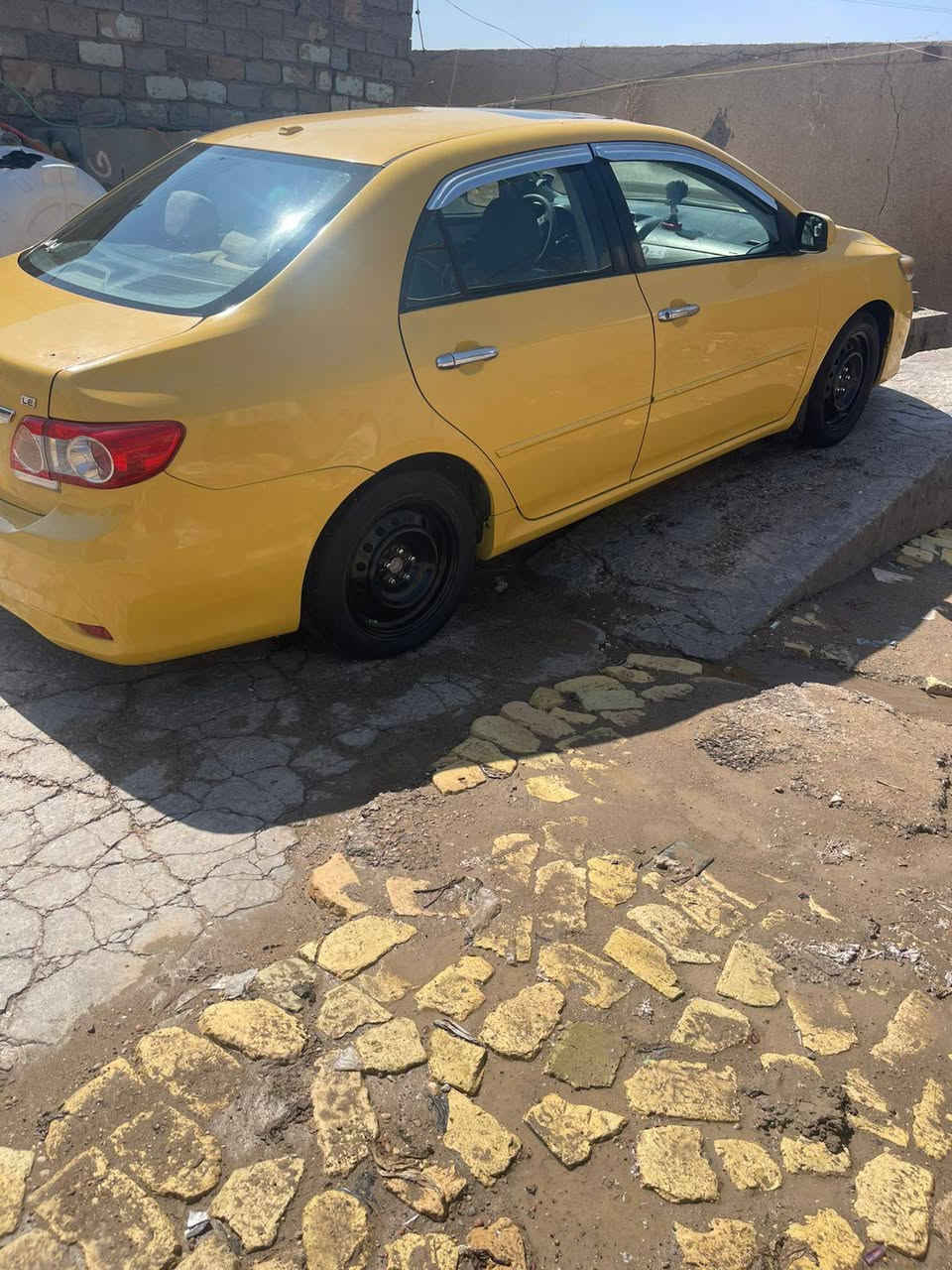 *للبيع: تويوتا كورولا 2011 تكسي فول مواصفات 🚕*

*المواصفات:*
- *الموديل*: 2011
- *الفئة*: تكسي فول مواصفات (فل أوبشن)
-  بنزين اقتصادي
- *اللون*: [اصفر ]
- *المسافة المقطوعة*: [اكتب الممشى]
- *المواصفات*:
    - مكيف
    - جنوط
    - زجاج كهرباء
    - قفل مركزي
    - رادار
    - كاميرا خلفية
    - شاشة
    - تحكم بالستيرن
    - فرش جلد
    - فتحات تهوية خلفية

*الحالة*: بحالة ممتازة،
 
*المكان*: بغداد - [ابو غريب]

*للتواصل*: [***********]
السعر 105وبيها مجال
