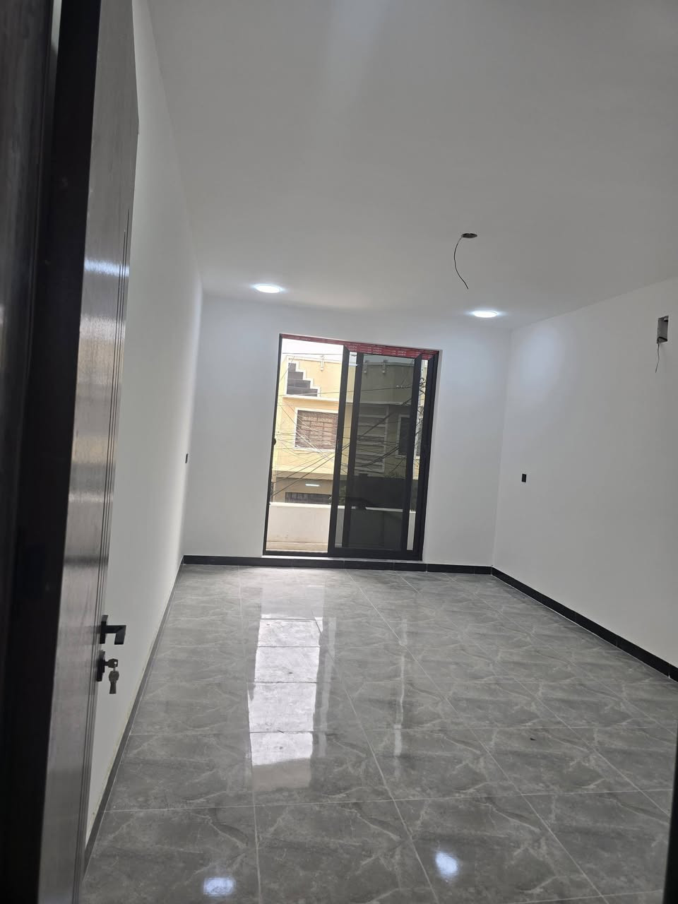 دار للبيع 107  متر واجه  4,30  نزال 25
يحتوي على 3 غرف و 2 خدمات
ضلع منفصل غير مشترك
طابو ملك صرف  شارع 12 متر
حي الجهاد ظباط الشهداء
خلف الشارع التجاري مباشره
***********
***********
