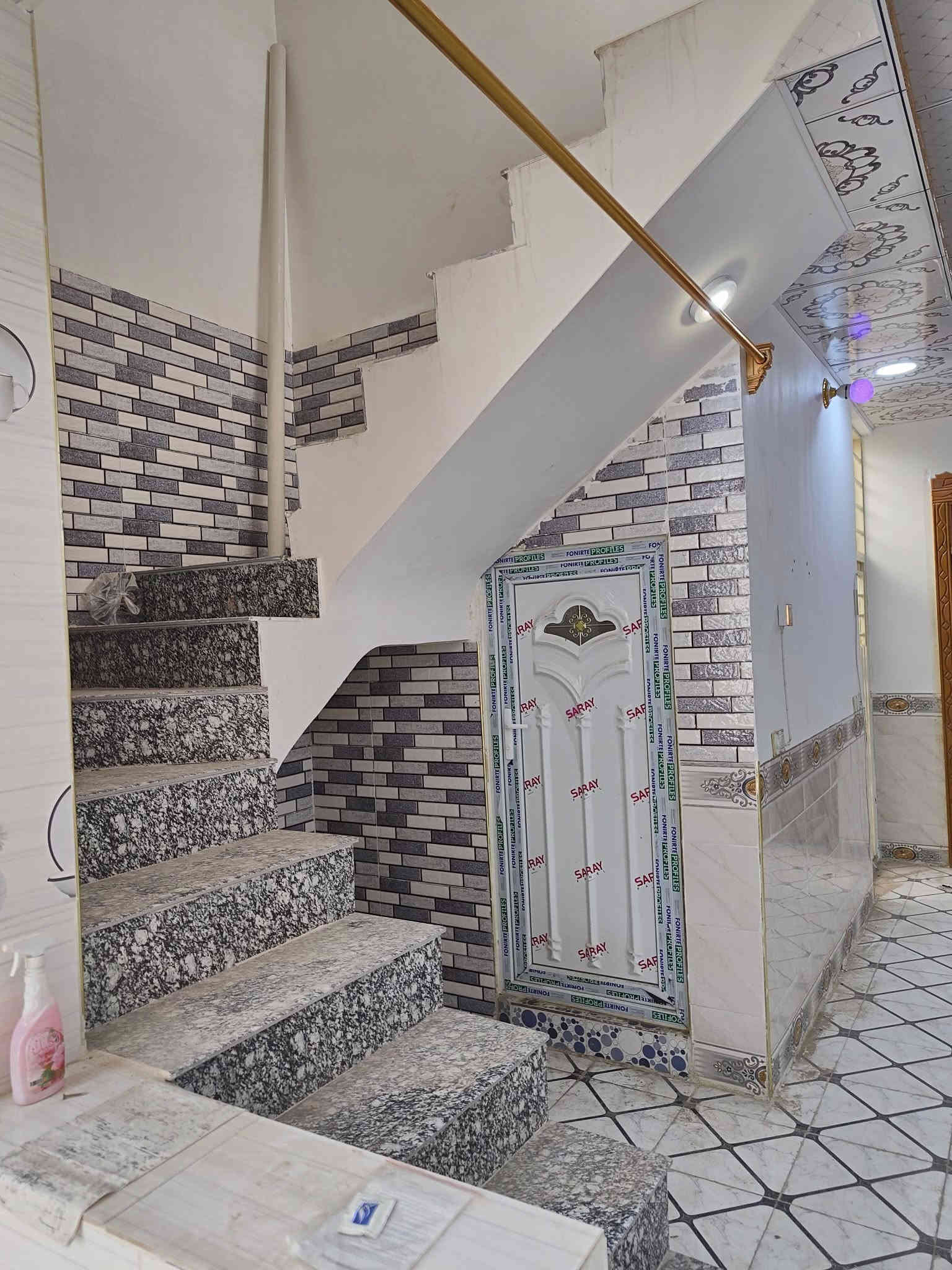 بيت 150 متر طابو زراعي 25 مقابل قرية الغدير غير مسكون حاليا شارع المطار شارع المطحنة أول فرع. للبيع فقط. السعر 70
يتكون من غرفتين وصالة مفتوحة على الهول الداخلي ومطبخ وصحيات داخلية و خارجية. 
للاتصال ***********. ***********
