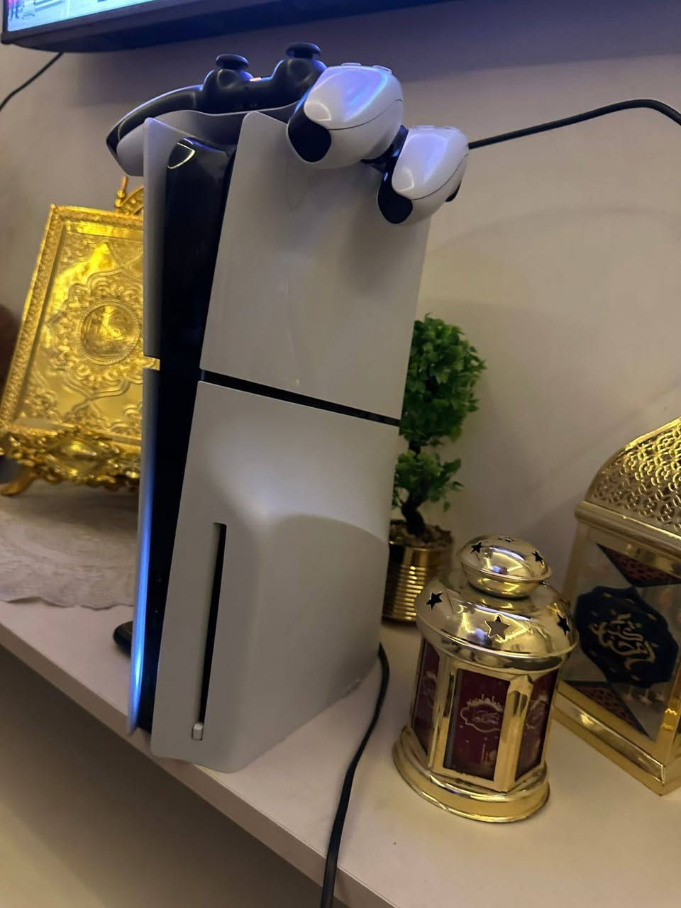 بلي5سلم
يدات 2 وقرص بيس 21 جديدة 
سعرة 750وبي مجال بسيط
عنواني شعب حي سومر 
***********
