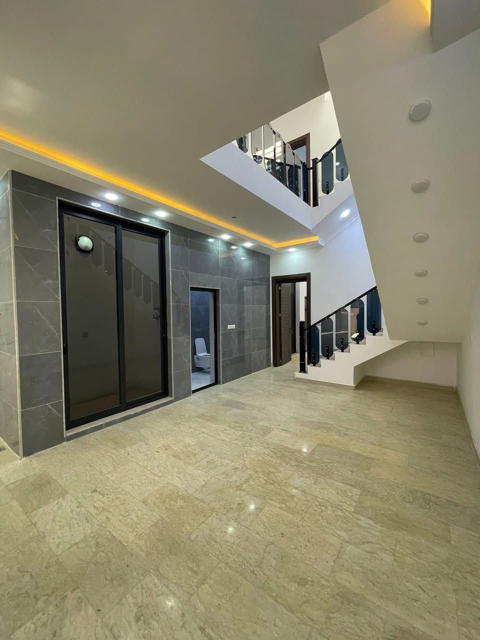 للبيع في السيدية📍
الضباط خلف شارع الكويتي📍
 دار درجه اوله مودرن🏠
المساحة 162متر الواجهه 6 متر ونص
        عقارين تونات

1_الطابق الأرضي يتكون من:
غرفة نوم ماستر حولي واستقبال ومطبخ وخدمات
2_الطابق الأول 3 غرف نوم +حمام 
العقار حولي استقبال 4 غرف نوم 3 خدمات
للاستفسار ***********
