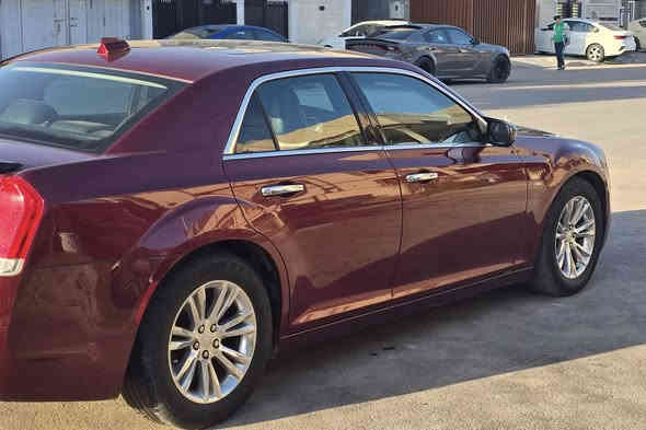 سلام عليكم 
كرايسلر اوباما c300
2016 
بدون ضرر بيهه فقط البابين اليمنه واليسره شويه بارد
فول موصفات 
بصمه تشغيل عن بعد 
بانوراما 
كشنات جلد
كشنات خلفي تدفئة امامي
كشنات خزن  كهرباء وبعد بيهه مواصفات 
محرك 3600  V6
السعر 235
العنوان حي القاهره
رقم الهاتف ***********
