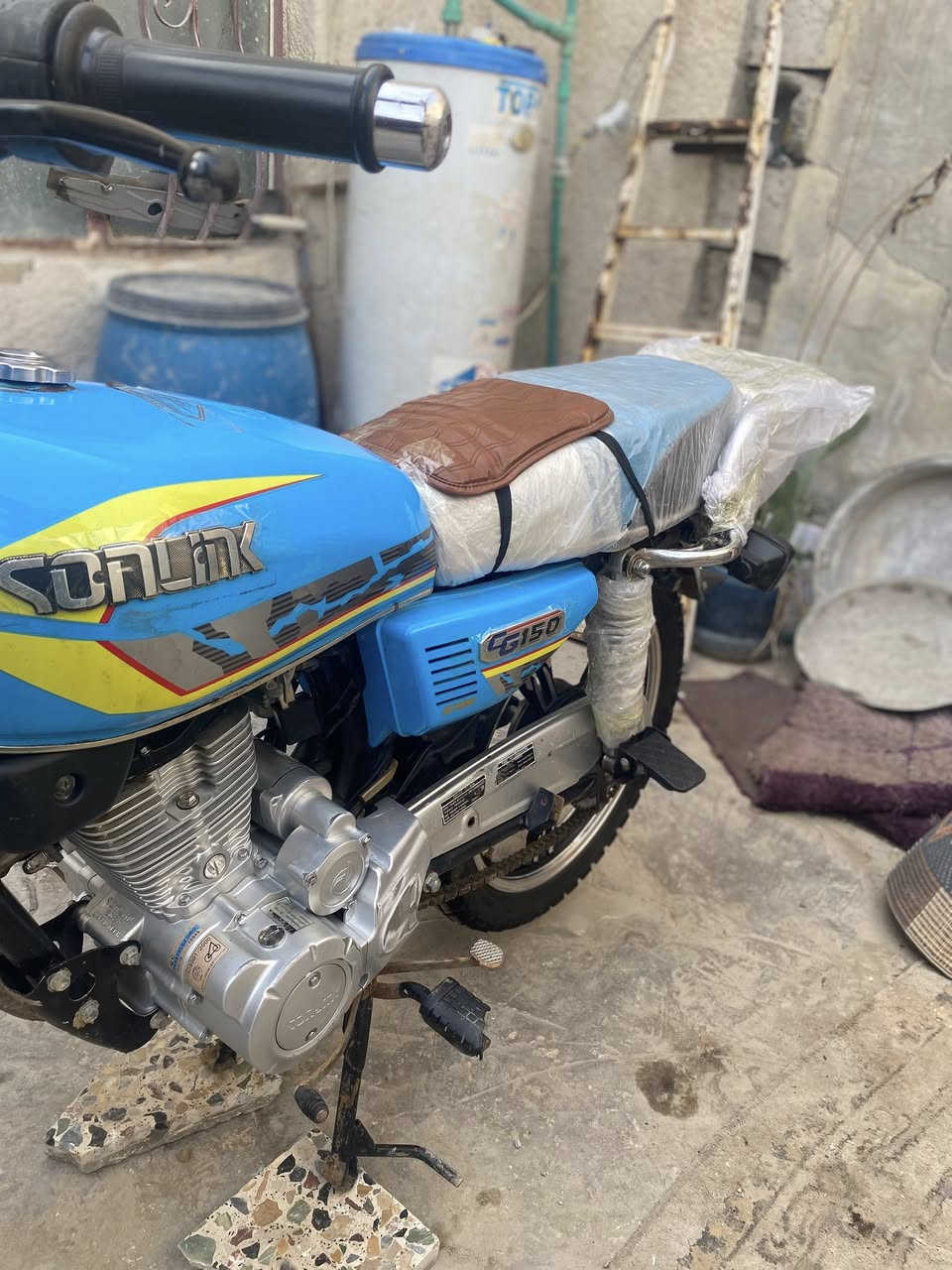 السلام عليكم  دراجه أيراني 5 كير.
الموديل 2024
المكينه/200
/مكينه مكفوله من تنقيص تبخير وفتح 
الدراجه الله شاهد نضيفه ومتوكف بلشارع
واشتريت دراجه ثانيه بوكسر واريد أبيع هاي 
نقصها بس الكهربائيات وكفت فجأه ماعرف شبيهن وماعندي مجال اروح افحصهن أبيع على حطتها بس الله شاهد جانت كلشي شغال بيها وفجأه كلشي وكف يعني كتف لو فويز ماعرف 
المهم السعر 500 بيها مجال بسيط كلش 
مكاني سيطره سبع قصور 
رقمي ***********6
