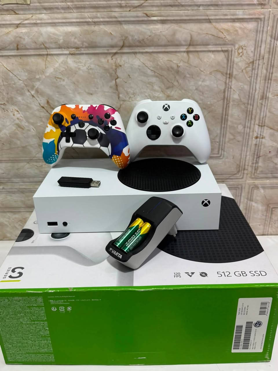للبيع: جهاز Xbox Series S بحالة النظيف جداً (جاهز للعب الفوري) 🎮🔥
للبيع جهاز ألعاب الجيل الحالي إكس بوكس سيريس إس (Xbox Series S) بحالة شبه جديدة واستعمال قليل جداً (أخو الجديد)، الجهاز نظيف ومحفوظ بحالة ممتازة ومعه كامل ملحقاته الإضافية التي توفر عليك قيمة الشراء منفصلة!
📦 تفاصيل ومحتويات العرض:
 الجهاز: Xbox Series S بلونه الأبيض الأنيق مع الكرتون الأصلي.
 الذاكرة: 512 جيجابايت SSD سريع جداً لتحميل الألعاب (صنع وإصدار 2022).
 أيدِي التحكم (الجويستكات): عدد 2 جويستك أصلية (الأبيض الأصلي + جويستك إضافية بتصميم فني ملون وجميل كما موضح في الصور).
 الطاقة: شاحن بطاريات أصلي من ماركة VARTA العريقة مع بطاريات شحن قابلة لإعادة الاستخدام.
💰 السعر: 440 ألف
📍 العنوان: الحلة - الورديه داخل
📞 للتواصل والاستفسار (واتساب أو اتصال): ***********
