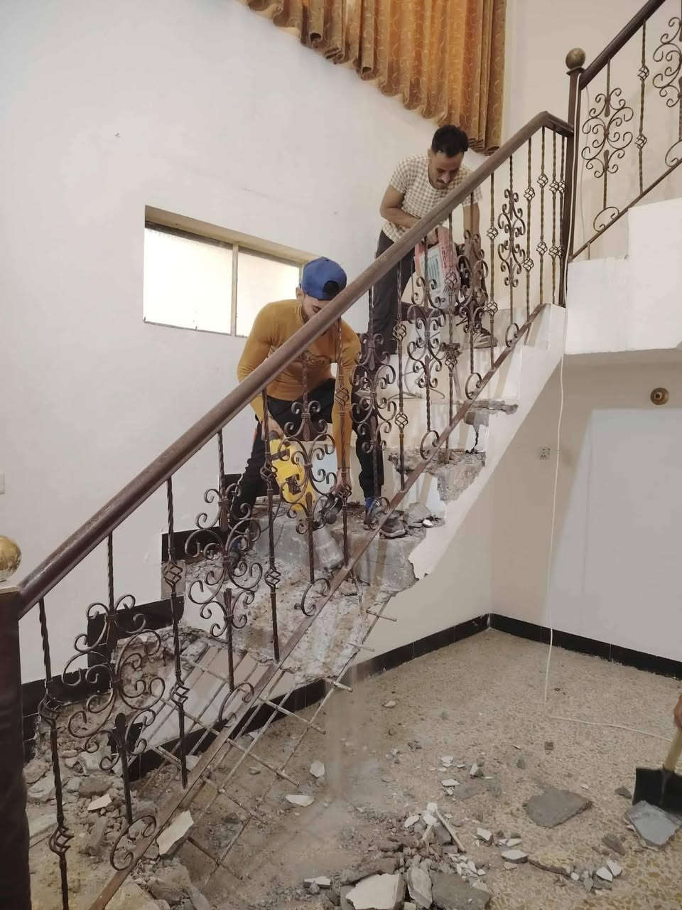 سلام عليكم  / يوجد كادر عمل جاهز/ تصعيد مواد/ تنضيف بيوت/ تفليش/ تكشيط/ تنضيف حدائق/ دفن نهري  / شقلنه ليل ونهار   /ومعداتنه جاهز/ ماعليك بس تصال على رقم  /     *********** /
