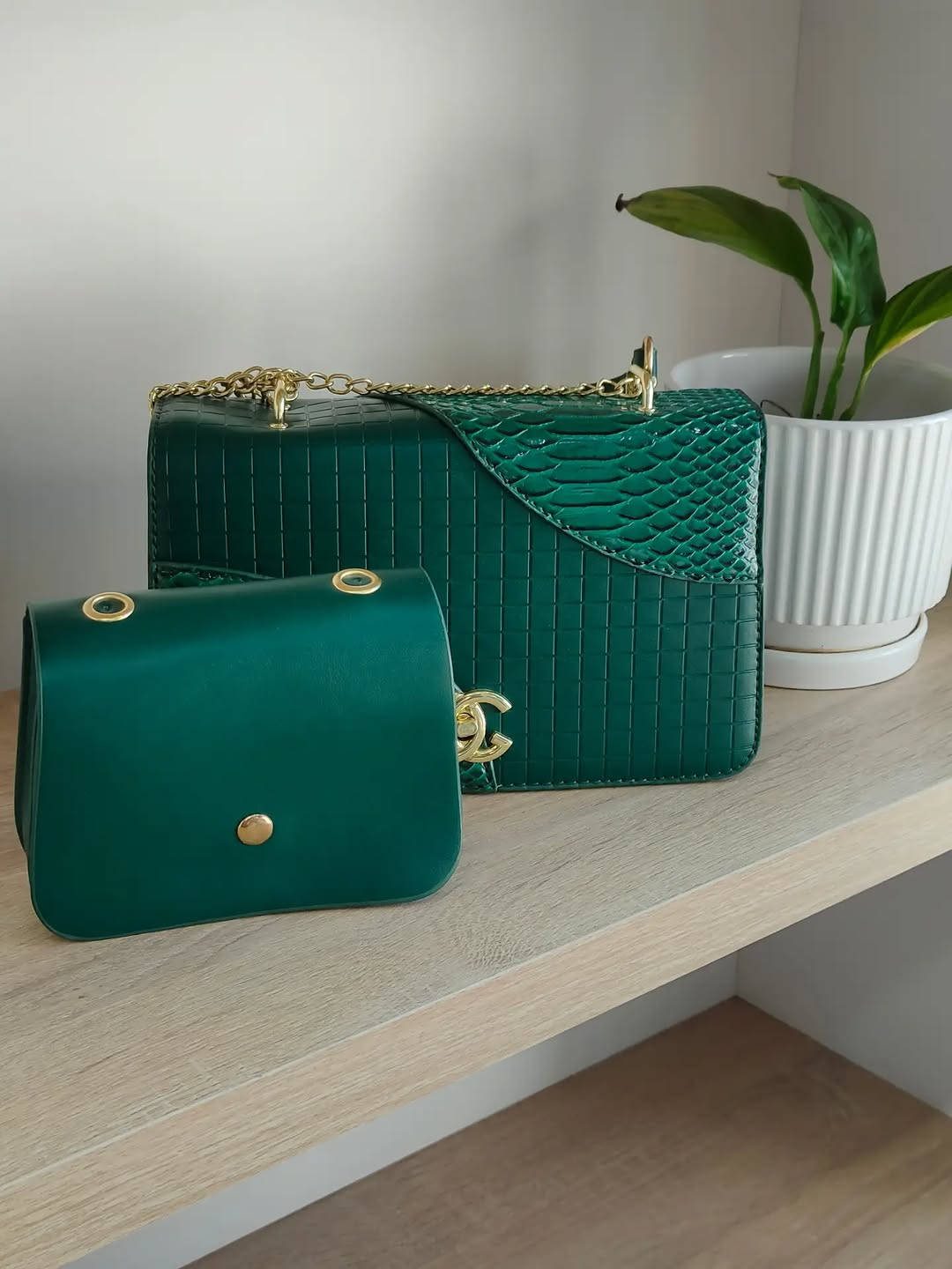 ✨ حقيبة عملية وأنيقة بكل تفاصيلها ✨
👜 الحجم: صغير 
🎨 متوفرة بثلاثة ألوان: أسود، أبيض، زيتوني
💖 يجي وياها جنطة صغيرة بنفس لون الحقيبة
✔️ الجلد كوالتي ممتاز
✔️ القاعدة ثابتة وتحافظ على شكلها
✔️ طلاء السحاب والسير ثابت وما يتغير مع الاستخدام
💰 السعر: 15 ألف دينار فقط
🚚 التوصيل لجميع محافظات العراق: 5 آلاف
📸 التصوير حقيقي من داخل المحل ✨
للطلب والاستفسار راسلونا بالدايركت 🤍🛍️


**إذا كنت صاحب هذا الإعلان وتريد حذفه لأي سبب، رجاءا أرسل رسالة إلى الدعم الفني**