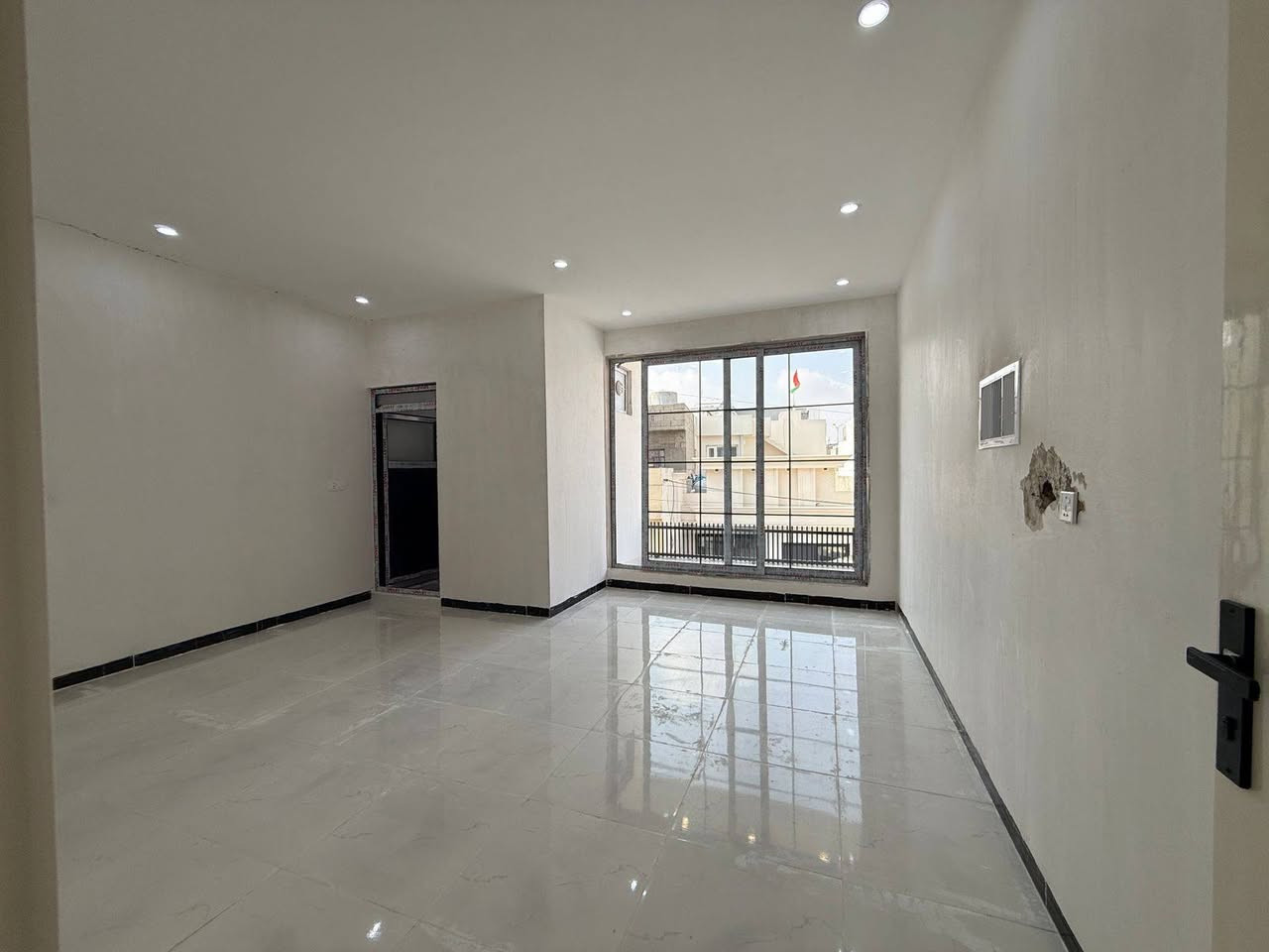 منزل للبيع 
في منطقة باداوة المساحة 113متر
يتكون من مطبخ حار +وبارد+ صالة+
غرف نوم 3 + مجموعة الصحيات 
السعر 6دفاتر و80 ورقة وبي مجال
الاستفسار اكثر للتواصل
***********☎
***********☎
