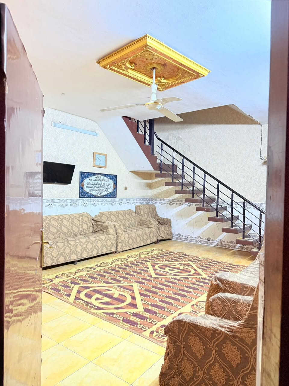 السلام عليكم 
بيت للبيع مساحة ١٥٠
واجهة ١٠ نزال ١٥ 
ركن طابقين عنوان الاورفلي سوق الدجاج 
الاستفسار ***********
