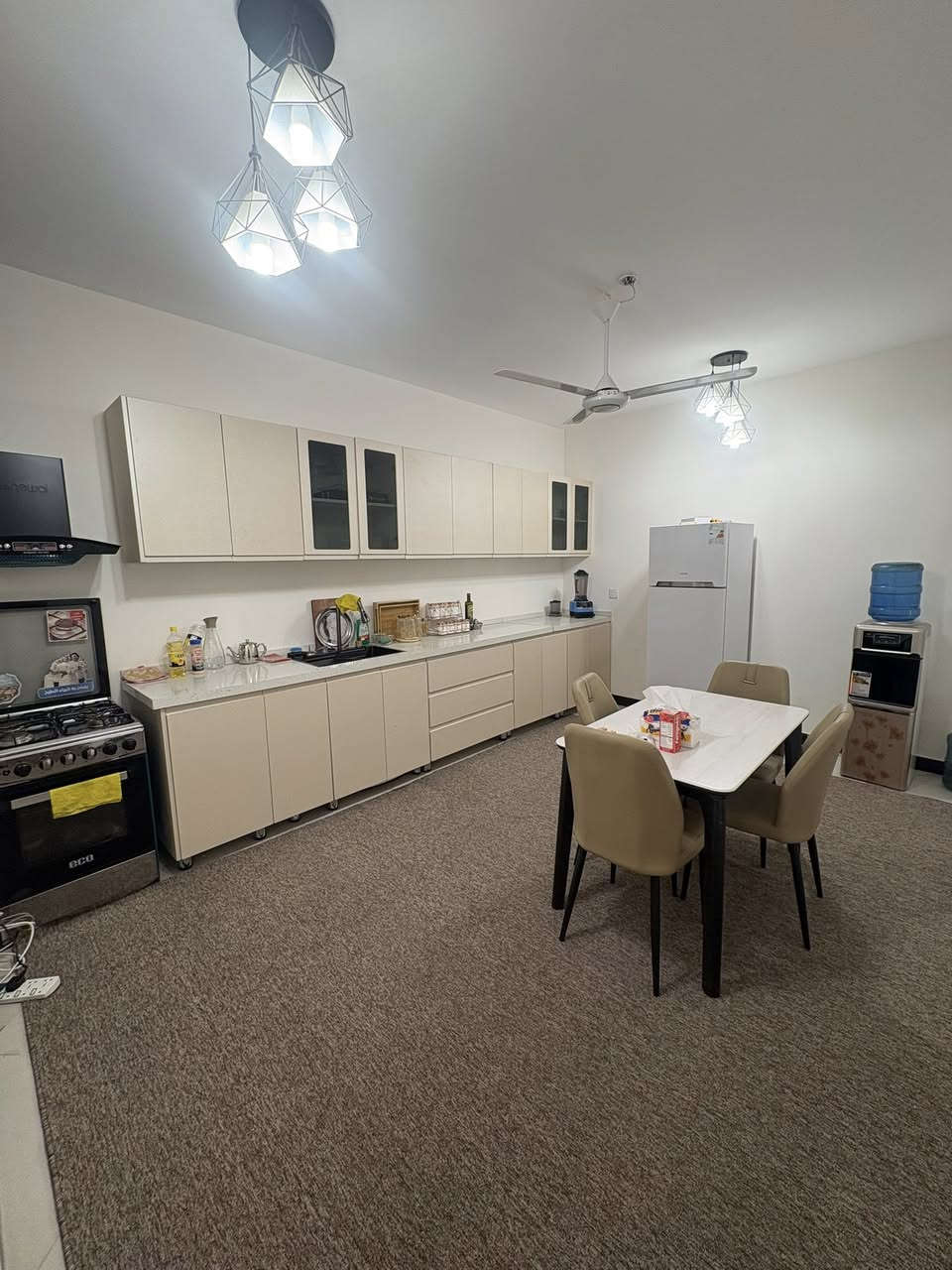 سلام عليكم دار للبيع في العامرية المحاميين قرب مجمع الموارد المائية  المساحة ٧٢ متر
4*18بناء ٢٠٢٣ حديث ونظيف جدا للبيع مع الاثاث 
يحتوي على طرمه صغيره واستقبال ومطبخ وغرفه نوم وصحيات في الطابق الاول والثاني مطبخ واستقبال وصحيات والثالث غرفه نوم حديثة وبيتونه 
الموضح بالصور سعر البيع ٣٤٠ مليون دينار مع مجال بسيط للشراي 
للاستفسار الاتصال  
***********
