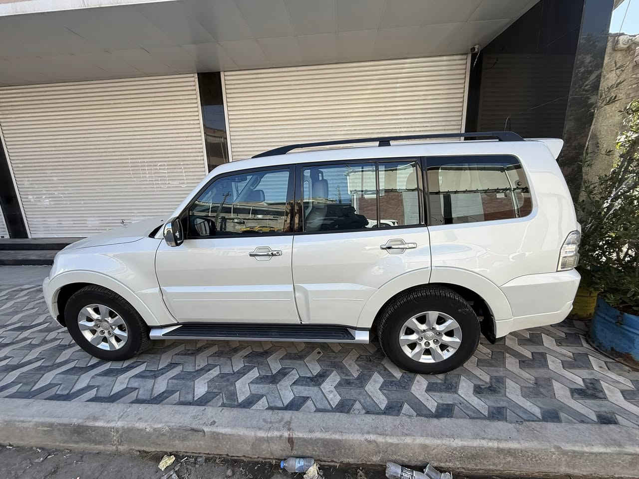 باجيرو حبتور 2014 مكينه 3500
بيها ربع البنيد صبغ وبارد شبر بخشم الجاملغ 

مكينه كير تبريد مكفولات تخم تاير بلادي جديد

السيارة كلش نظيفه ومعتني بيها على ايدي حتى بيها عازل حراري بالجام وجاهزة من كلشي مابيها مصرف ربع دينار 

ماشيه 140 الف

مكان السيارة بغداد الكرادة

***********

السعر 175 ورقه
