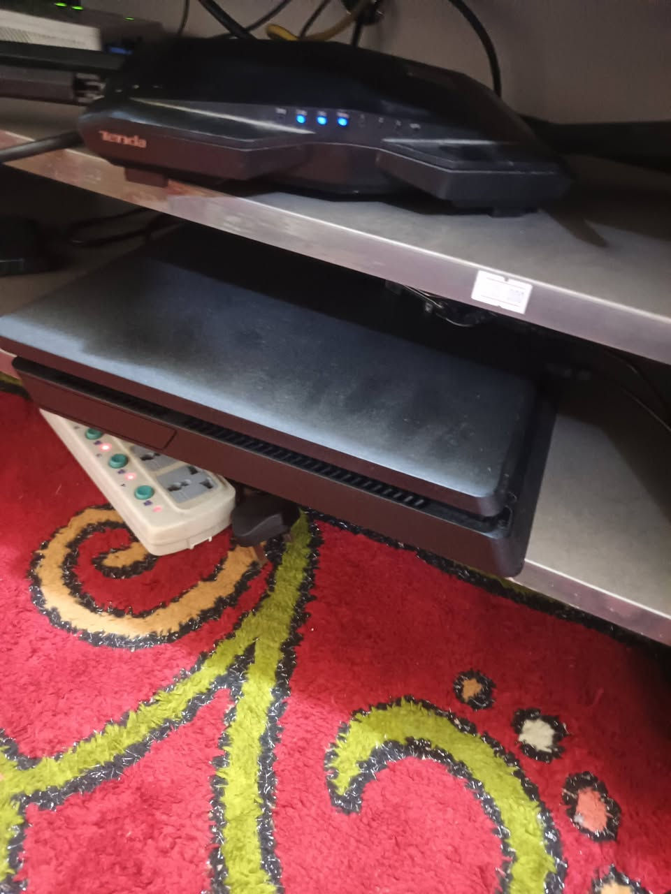 بلي 4 سلم ثنين يدات
مهكر متروس العاب واحد تيره ب 270الف وبي مجال مع اليو بي اس 
 ***********
