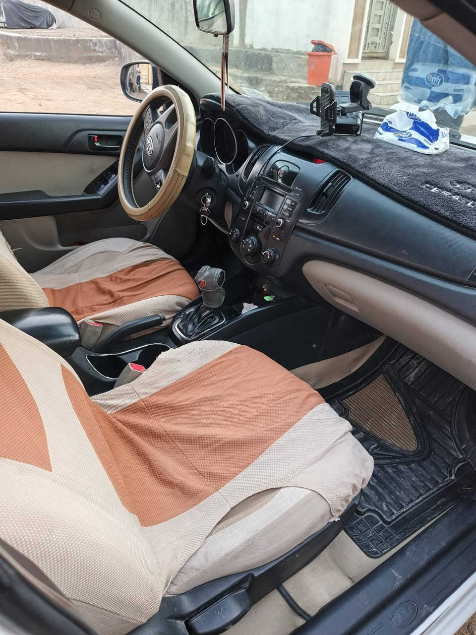 سلام عليكم سيراتو 2013سياره خليجيه سياره نضيفه بيه طخه بصيطه بل صندوق سياره حيل حلوه محرك 1600 المرغوب رقم نكليزي سنويه لل2029 سياره كلش حلوه شراي يتصل ع رقم *********** اتصل وبيك خير وتددل سعر 90 وبيه مجال
