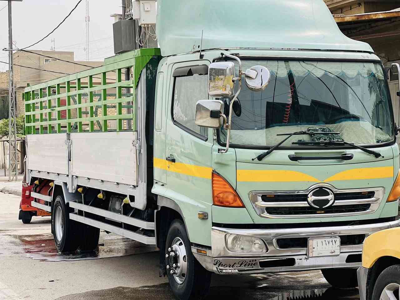 السلام عليكم سياره هينو للبيع موديل ٢٠٠٢ اصل مامعلايه بدي سته وربع تخم تاير جديد حداديه جديده سياره  جاهزه رقم نجف بسمي مشروع وطني مكان كوت مركز مدينه رقم ***********
