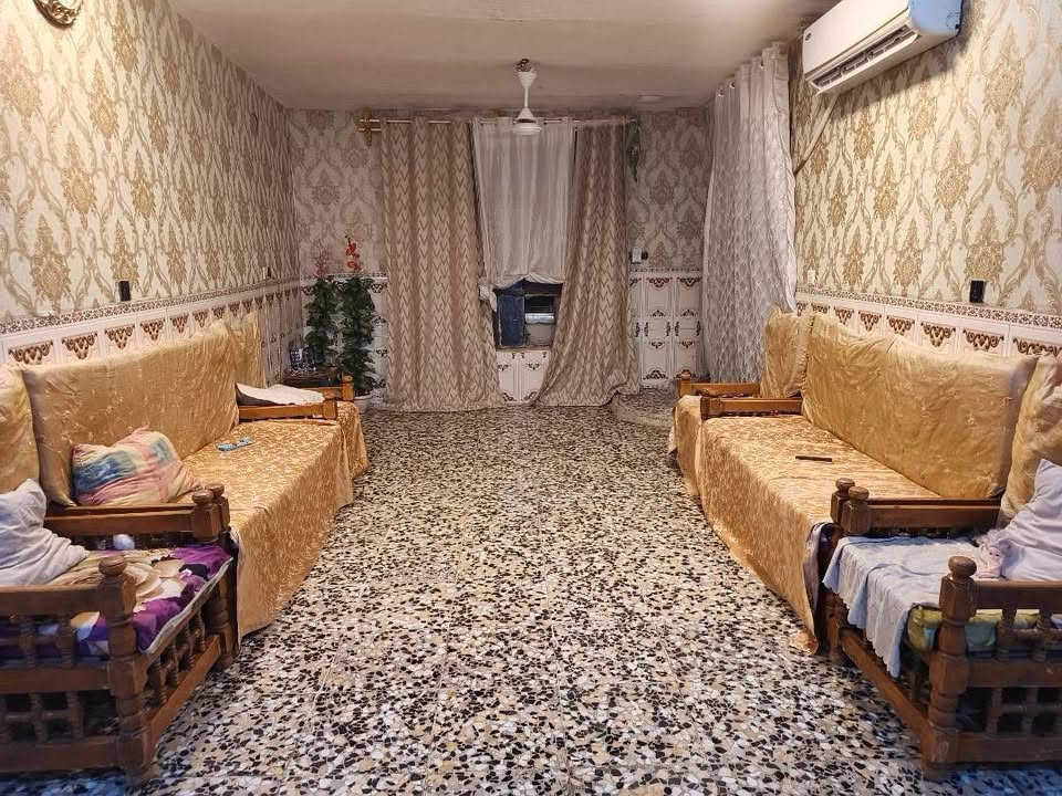 السلام عليكم بيت في الزعفرانيه باب الزراعه طابق و ونص الفوك بيت كامل غرفه و حمام مشترك و مطبخ ودرج خارجي وغرفه ثانيه / جوه 3 غرف و استقبل صاله مطبخ مخزن حمام / تواليت خارجي طرمه كبيره مساحة البيت 200 متر ب60 وبي مجال واتساب موجود ***********
